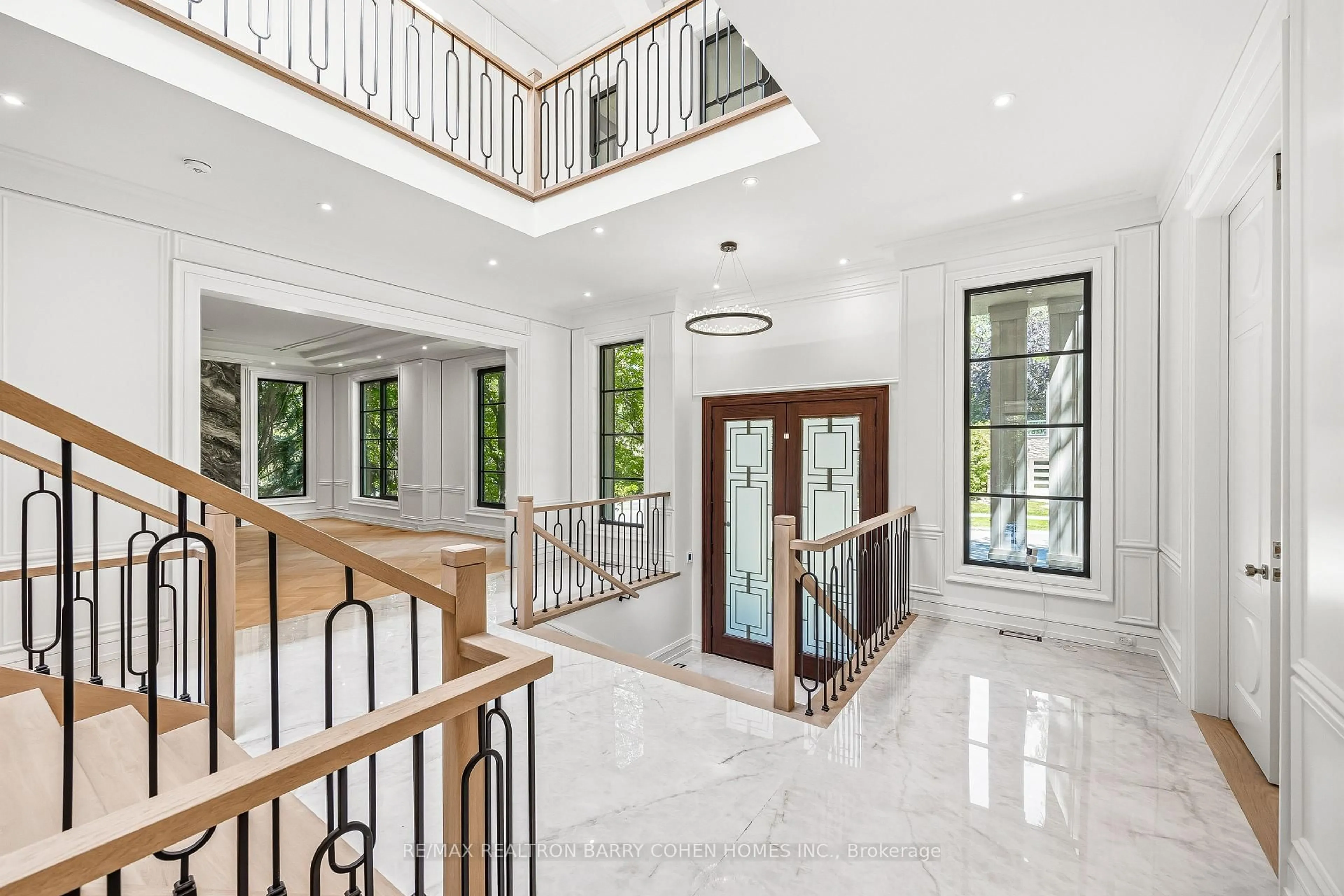 Indoor foyer for 27 Penwood Cres, Toronto Ontario M3B 3B1