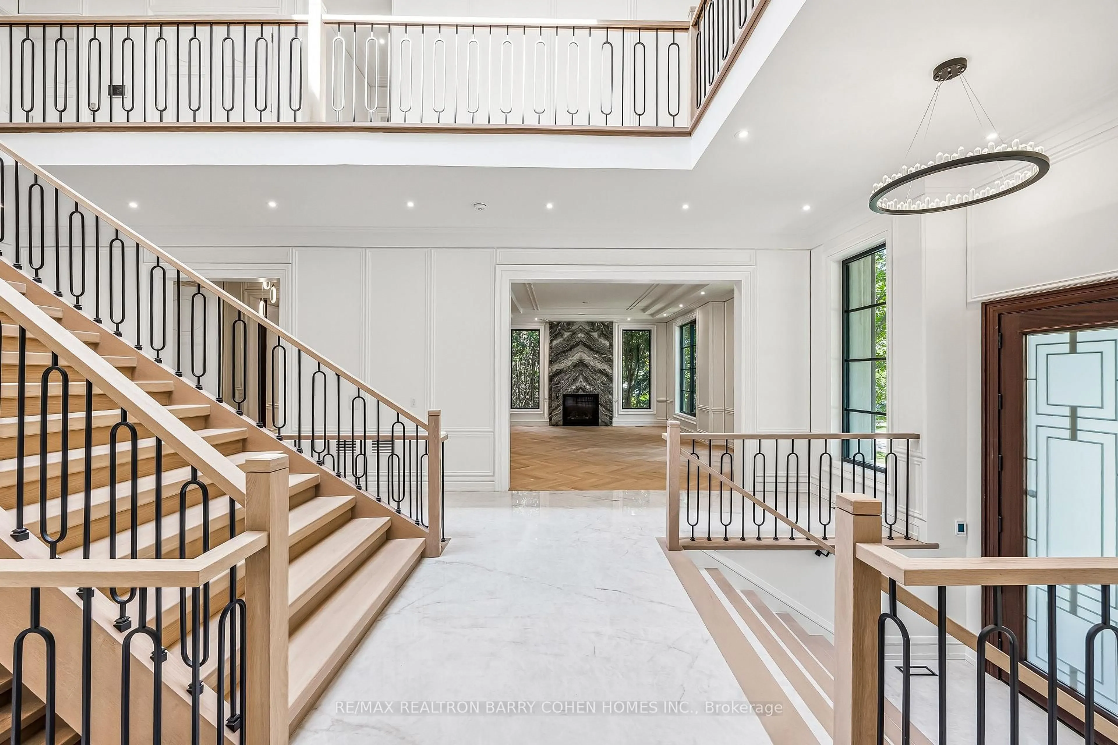 Indoor foyer for 27 Penwood Cres, Toronto Ontario M3B 3B1