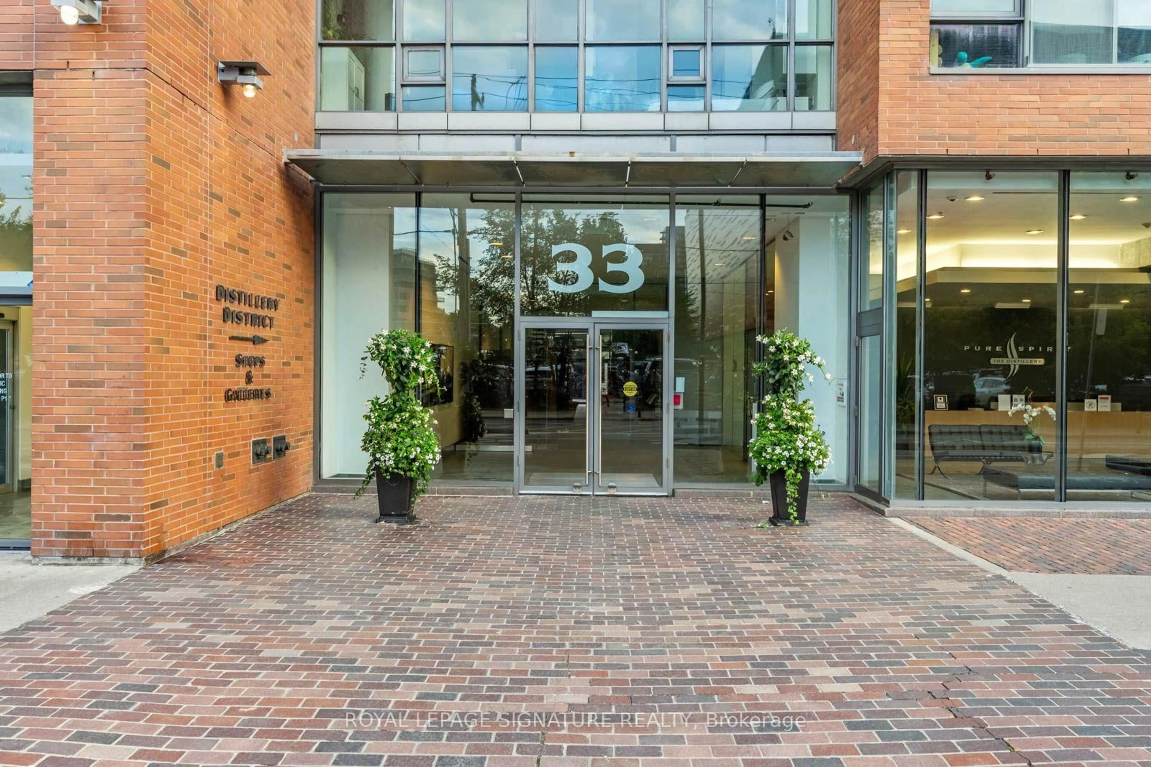 Indoor foyer for 33 Mill St #210, Toronto Ontario M5A 3R3