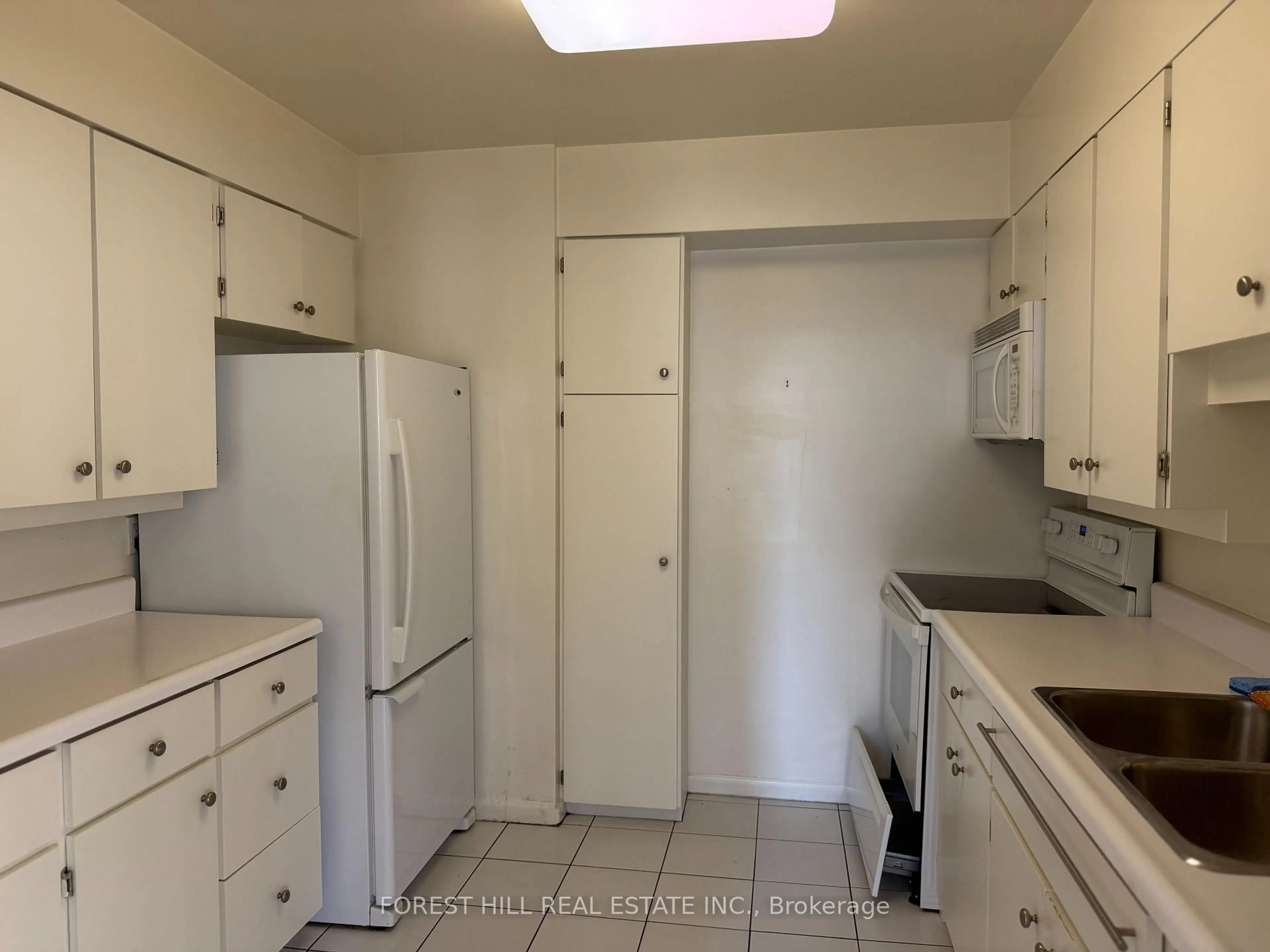 Standard kitchen, unknown for 500 Avenue Rd #405, Toronto Ontario M4V 2J6