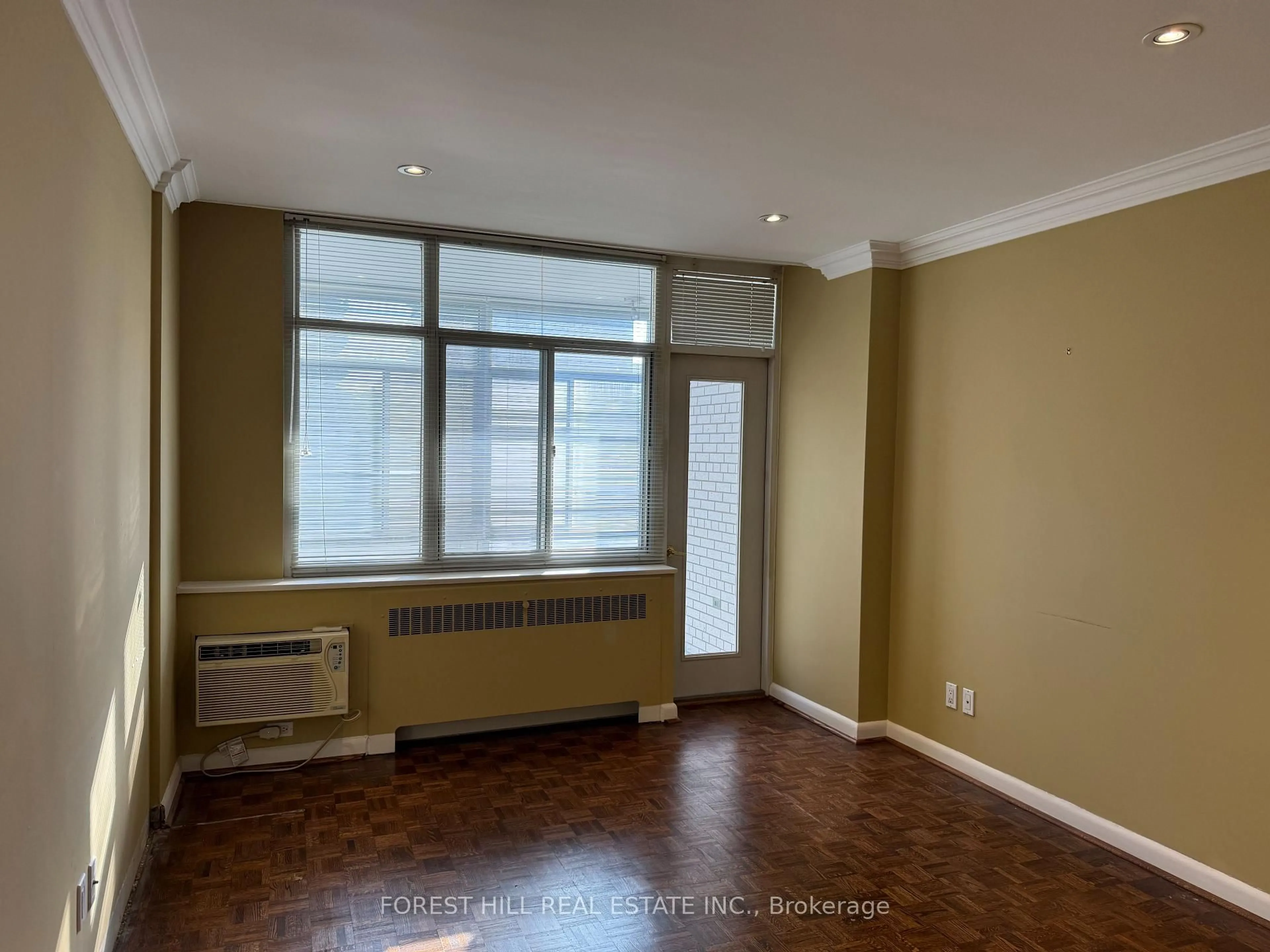 A pic of a room for 500 Avenue Rd #405, Toronto Ontario M4V 2J6