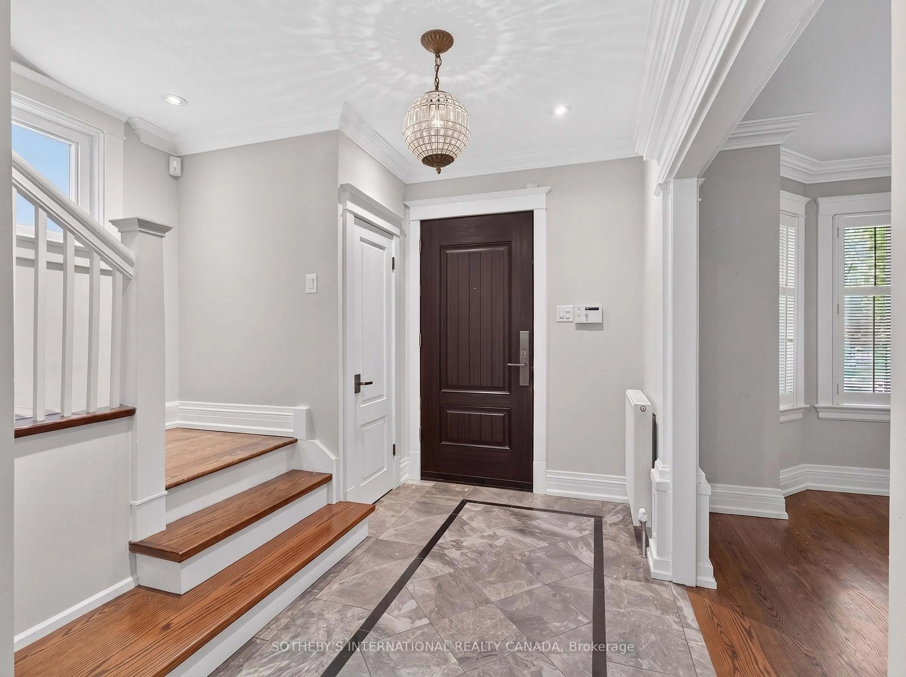 Indoor entryway for 70 Oriole Rd, Toronto Ontario M4V 2G1