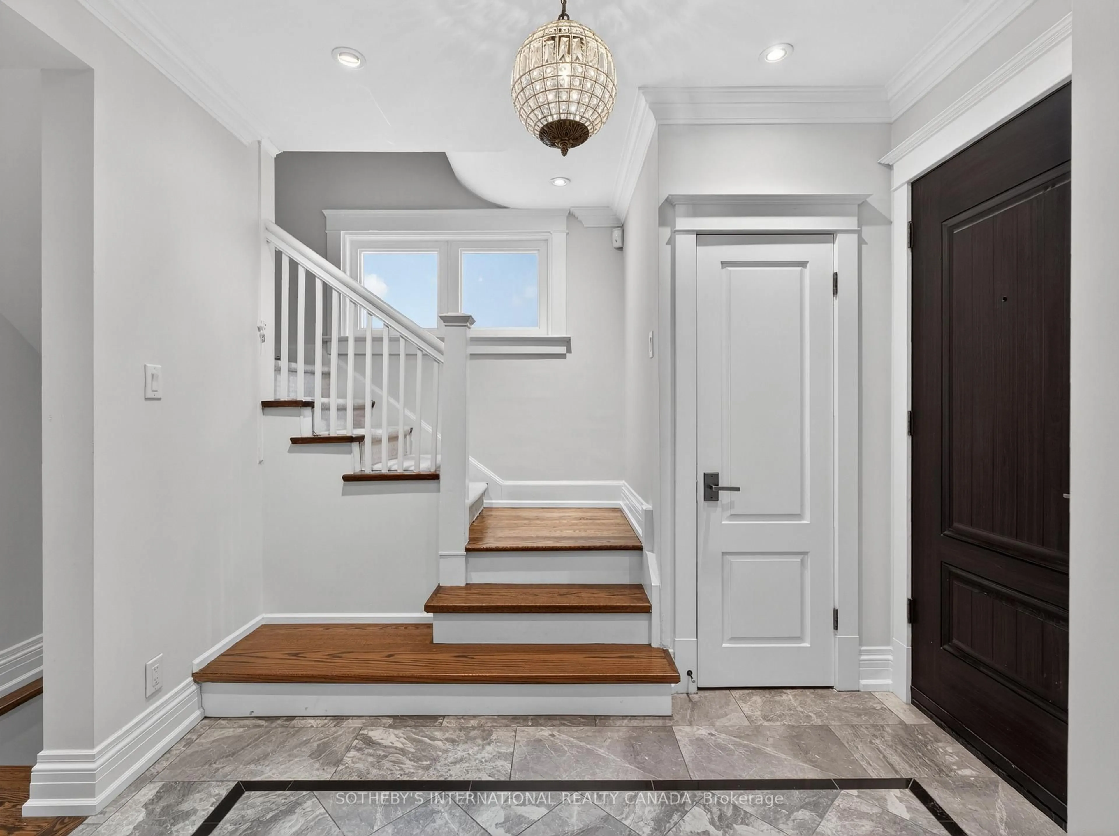 Indoor entryway for 70 Oriole Rd, Toronto Ontario M4V 2G1