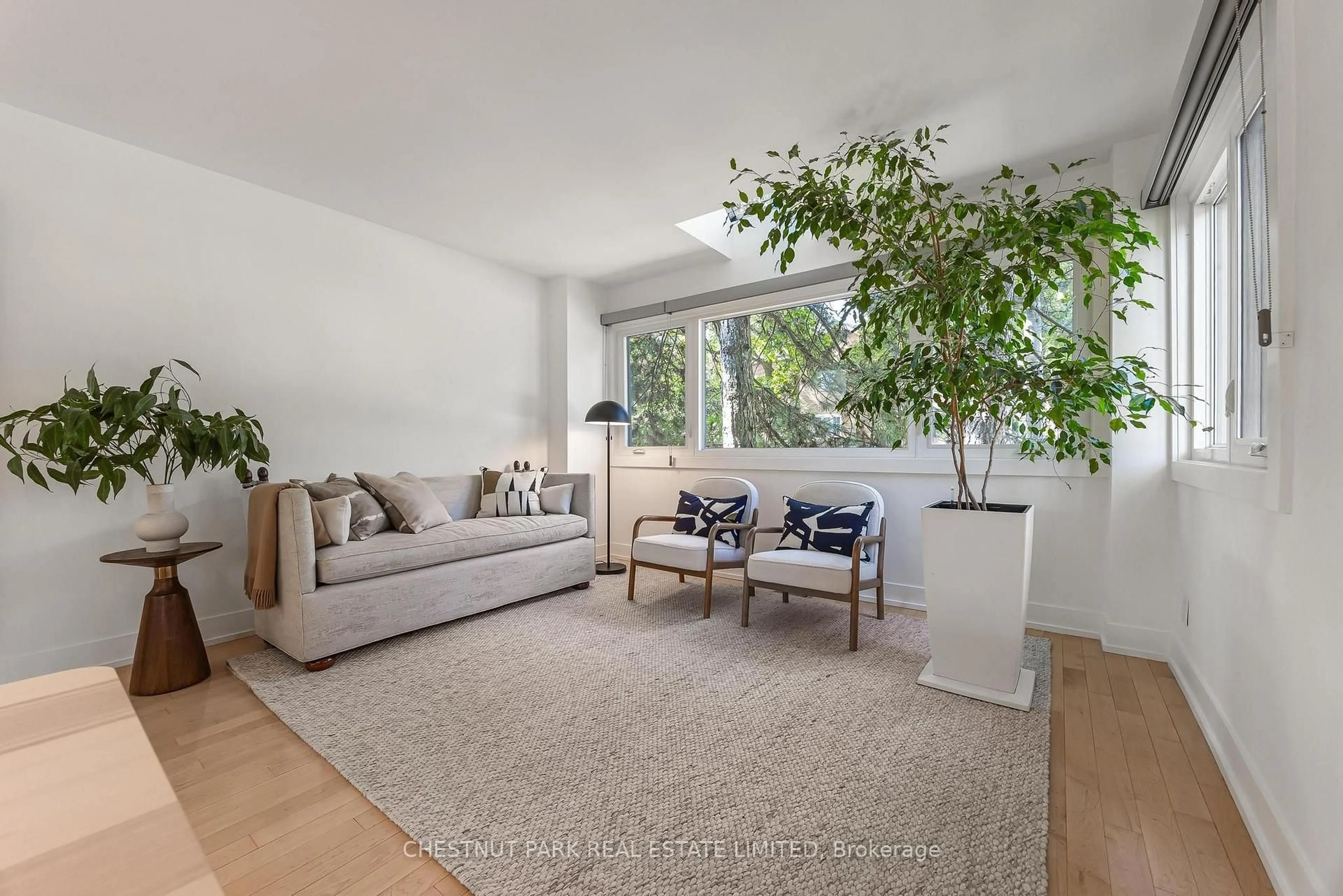 Living room with furniture, unknown for 211 Snowdon Ave, Toronto Ontario M4N 2B4