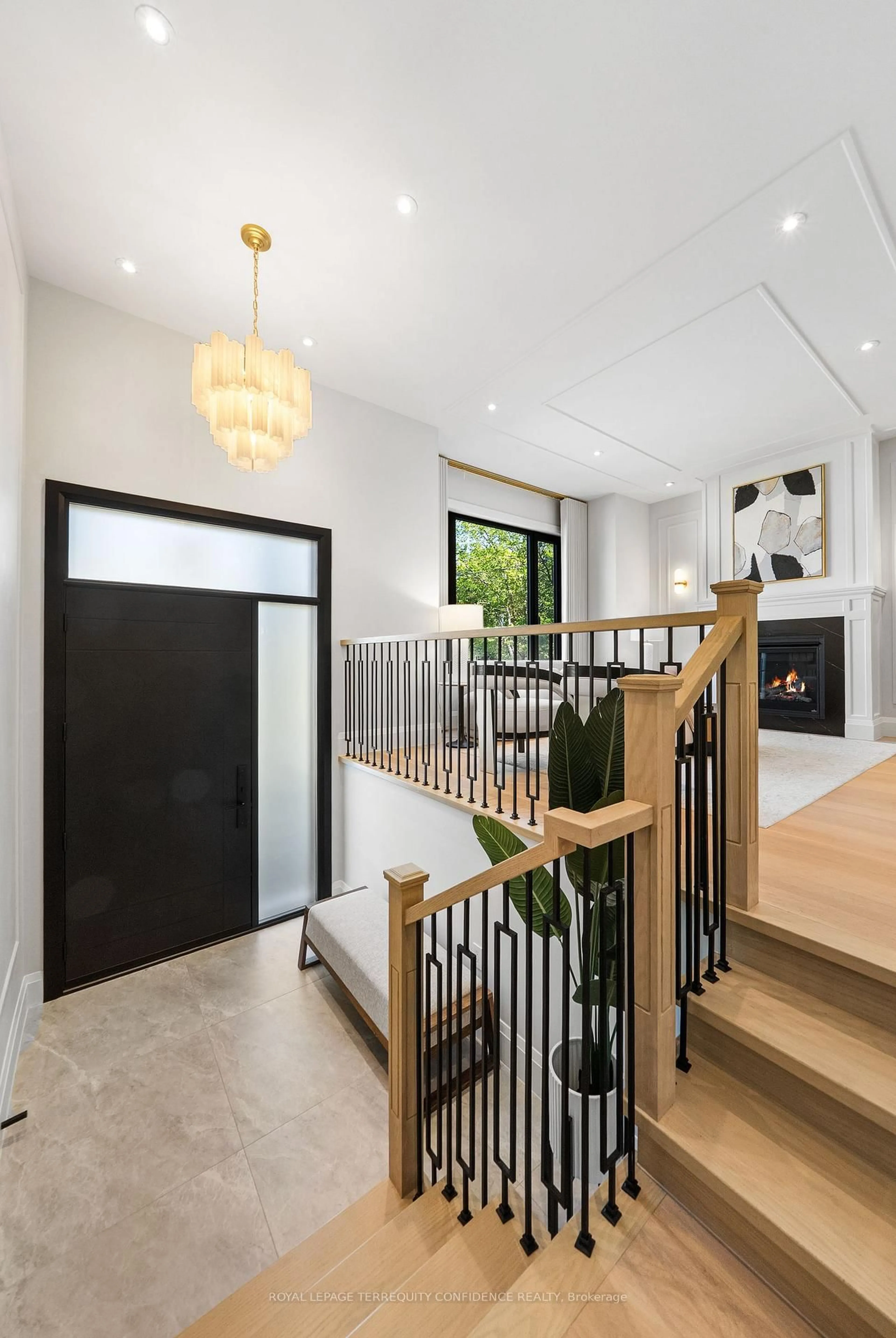 Indoor entryway for 333 Horsham Ave, Toronto Ontario M2R 1G8