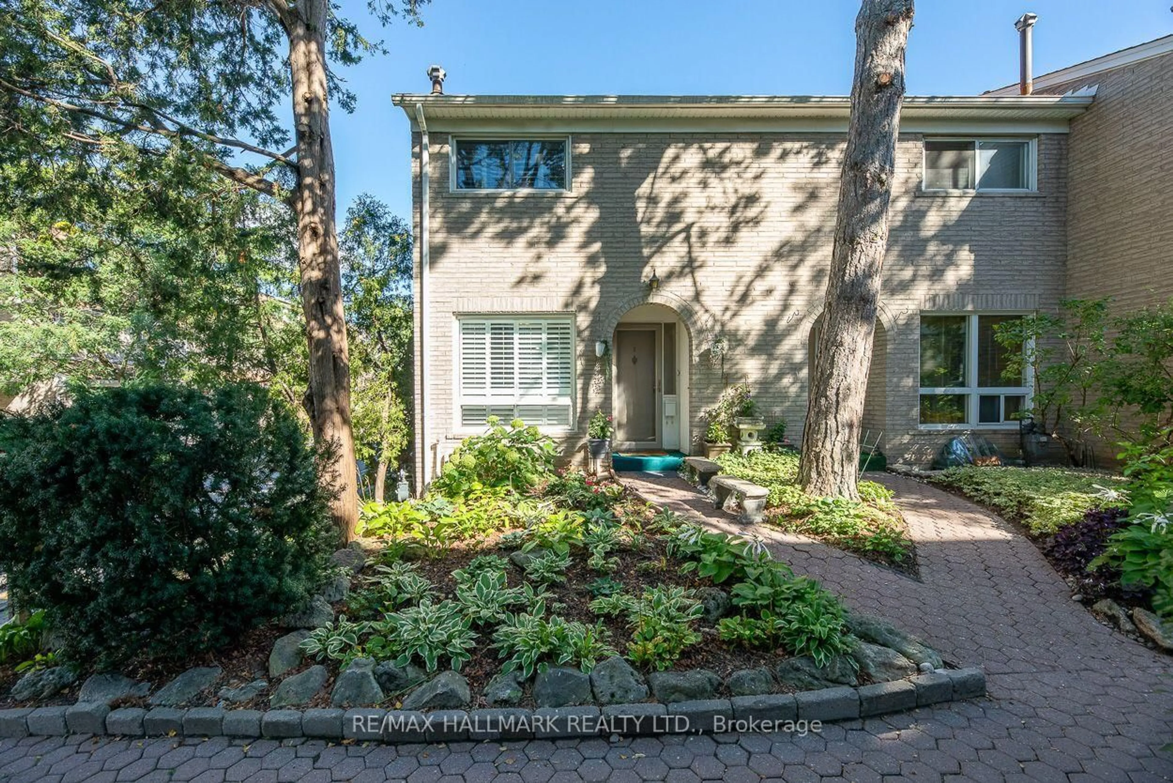 A pic from outside/outdoor area/front of a property/back of a property/a pic from drone, street for 83 Rameau Dr #1, Toronto Ontario M2H 1T6