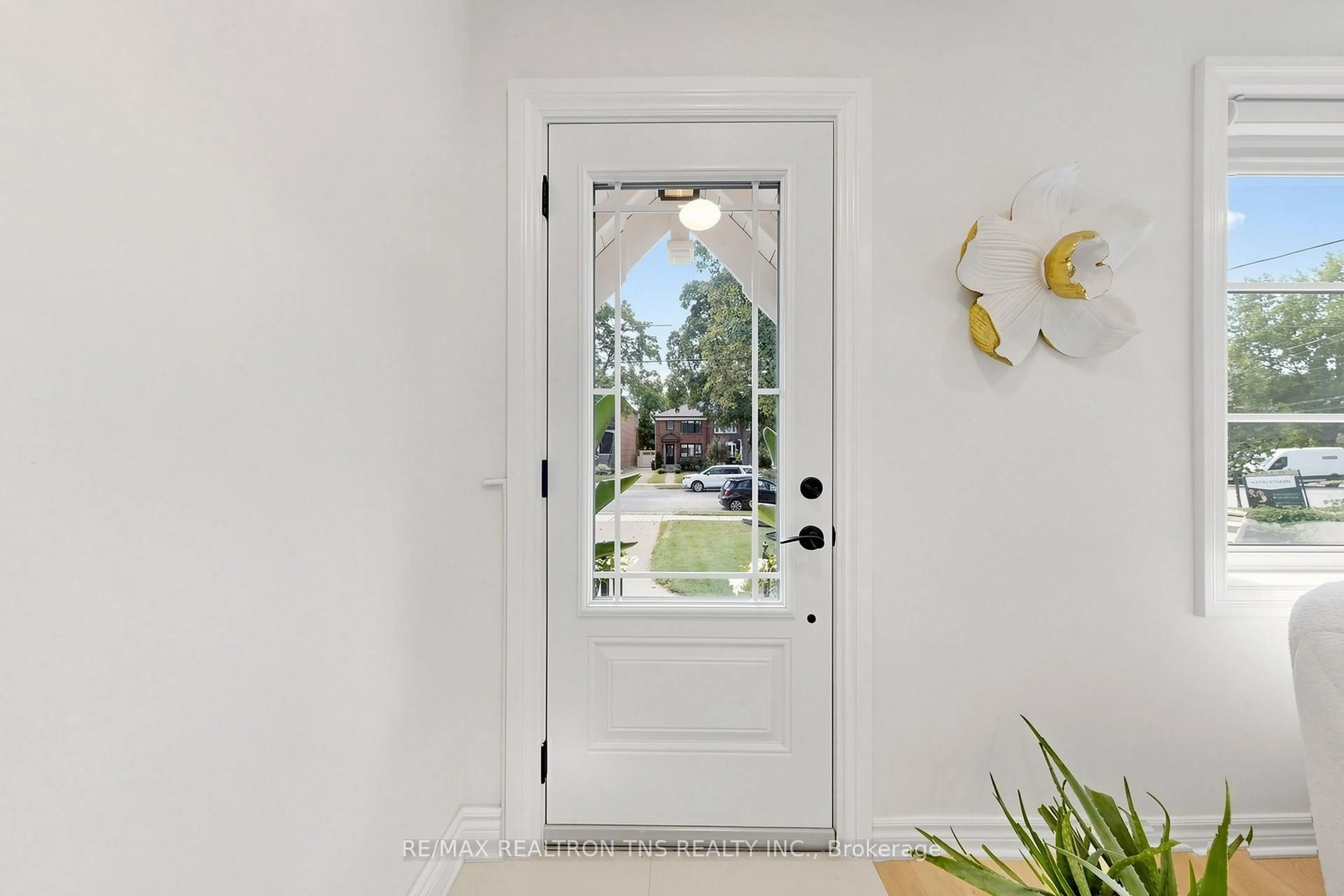 Indoor entryway for 136 Glenvale Blvd, Toronto Ontario M4G 2V9
