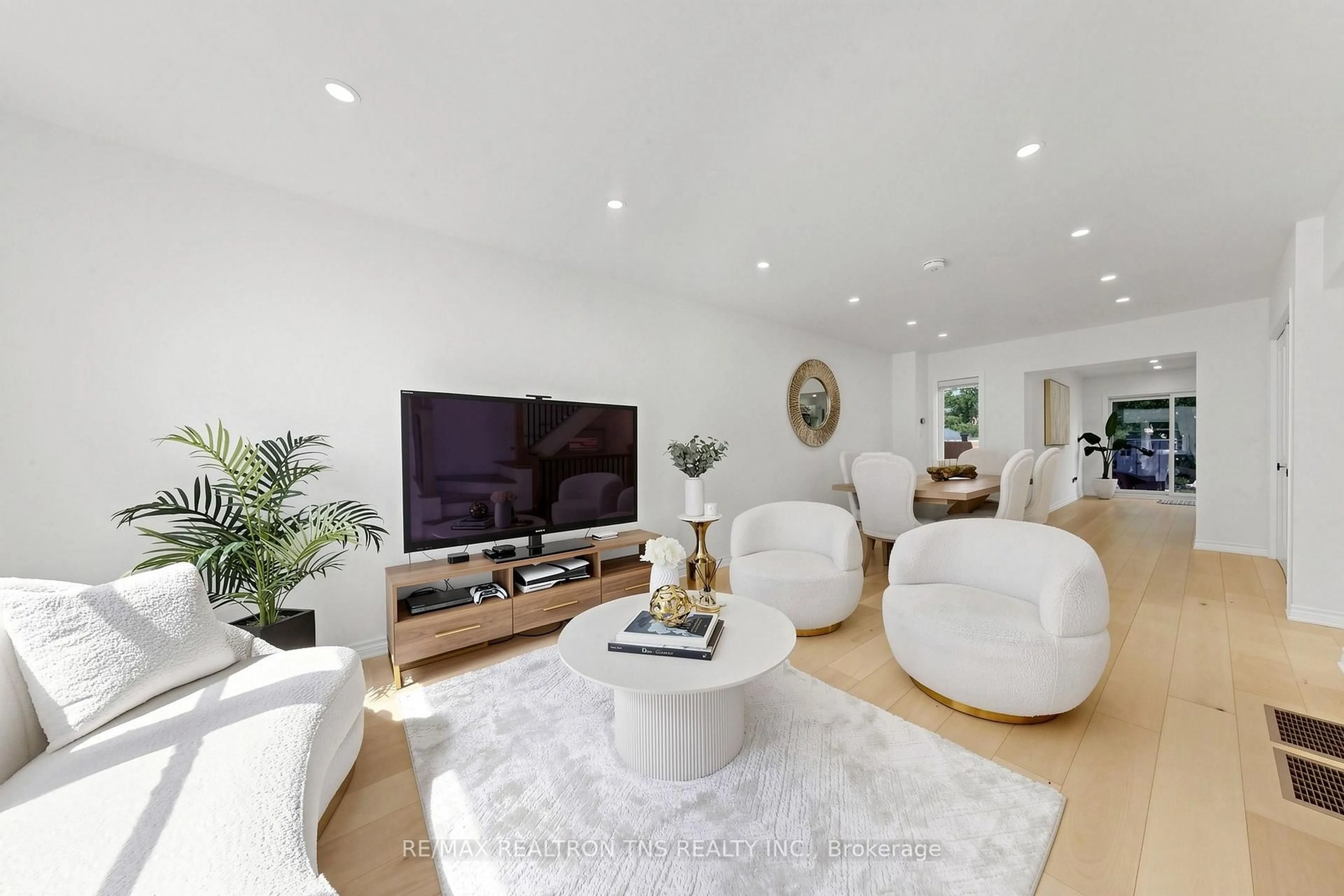 Living room with furniture, unknown for 136 Glenvale Blvd, Toronto Ontario M4G 2V9
