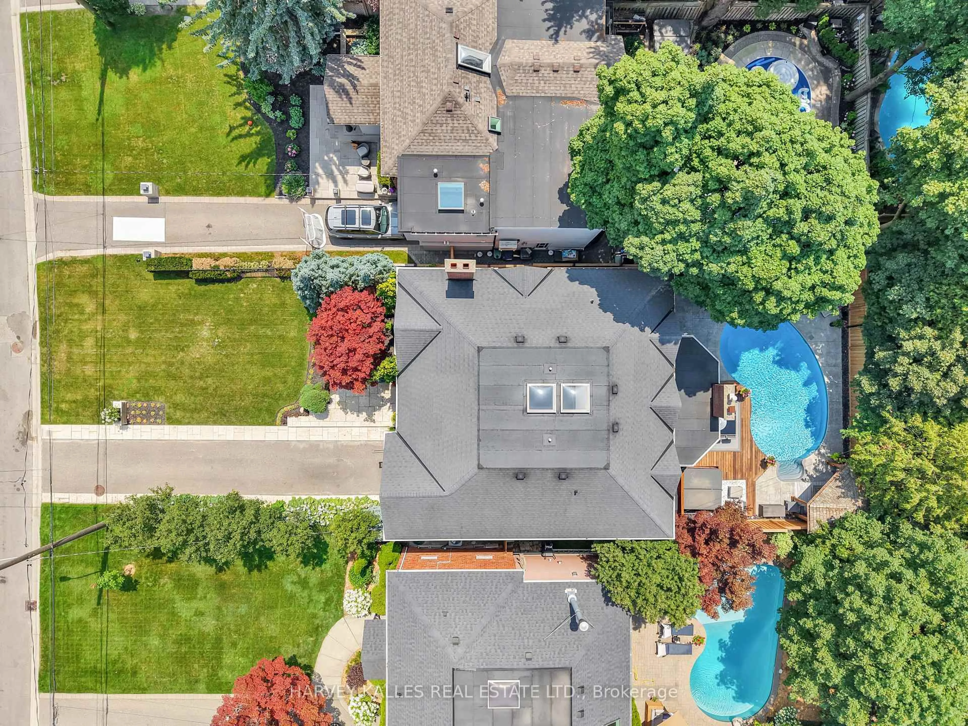 A pic from outside/outdoor area/front of a property/back of a property/a pic from drone, street for 254 Yonge Blvd, Toronto Ontario M5M 3J3