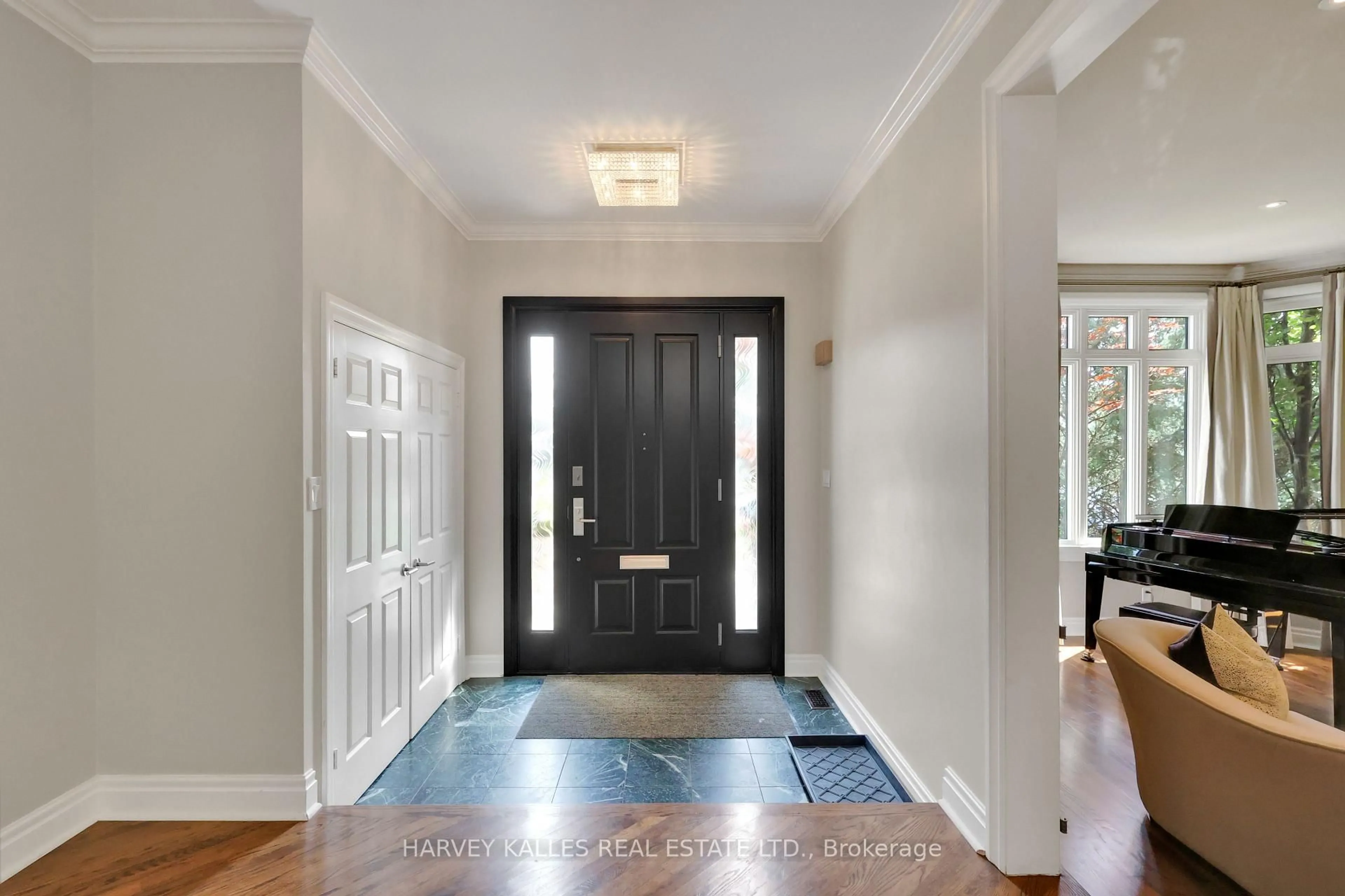 Indoor entryway for 254 Yonge Blvd, Toronto Ontario M5M 3J3