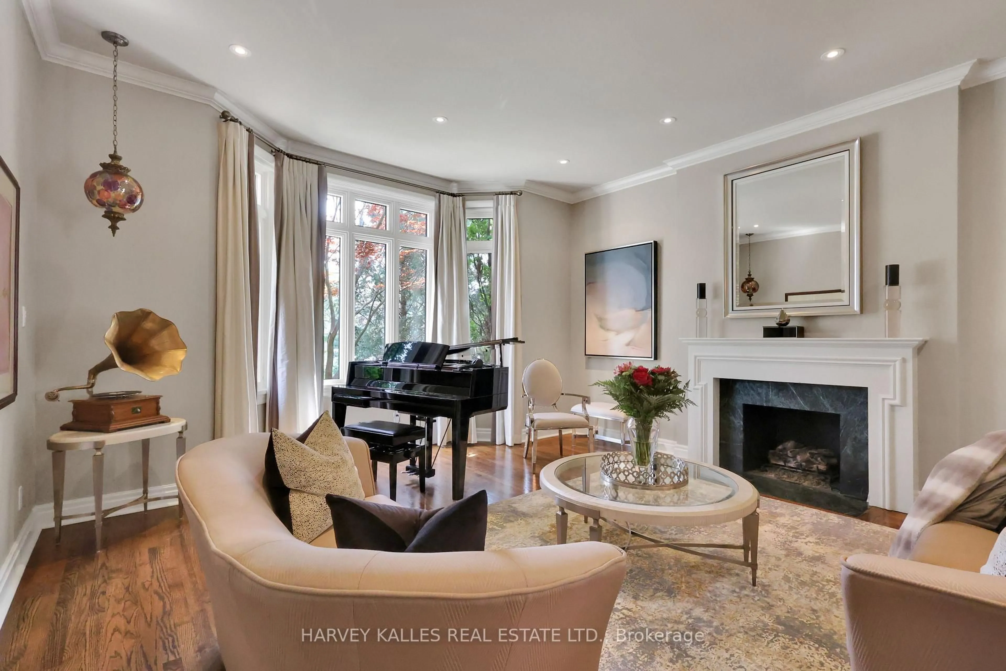 Living room with furniture, unknown for 254 Yonge Blvd, Toronto Ontario M5M 3J3