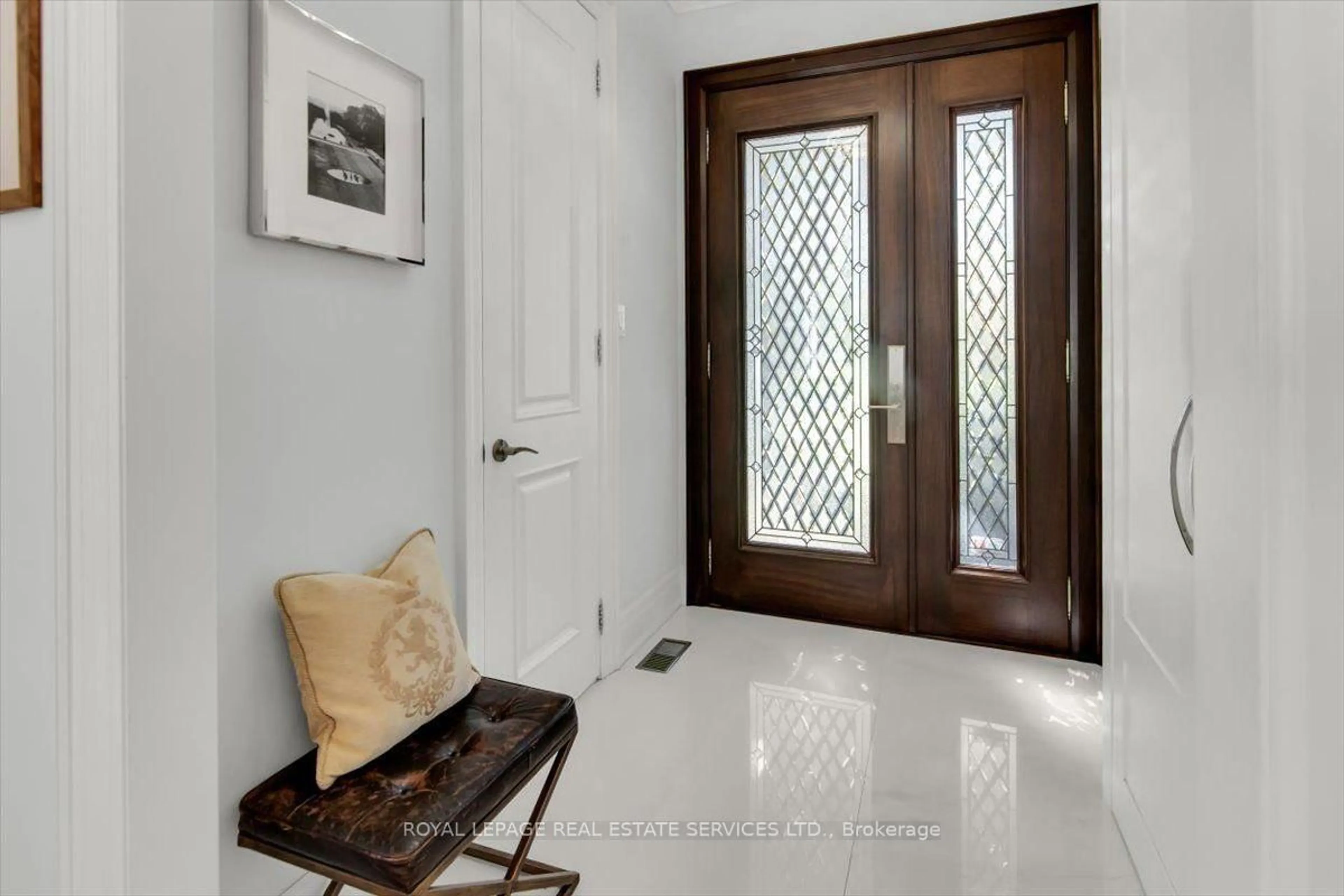 Indoor entryway for 40 Divadale Dr, Toronto Ontario M4G 2N9