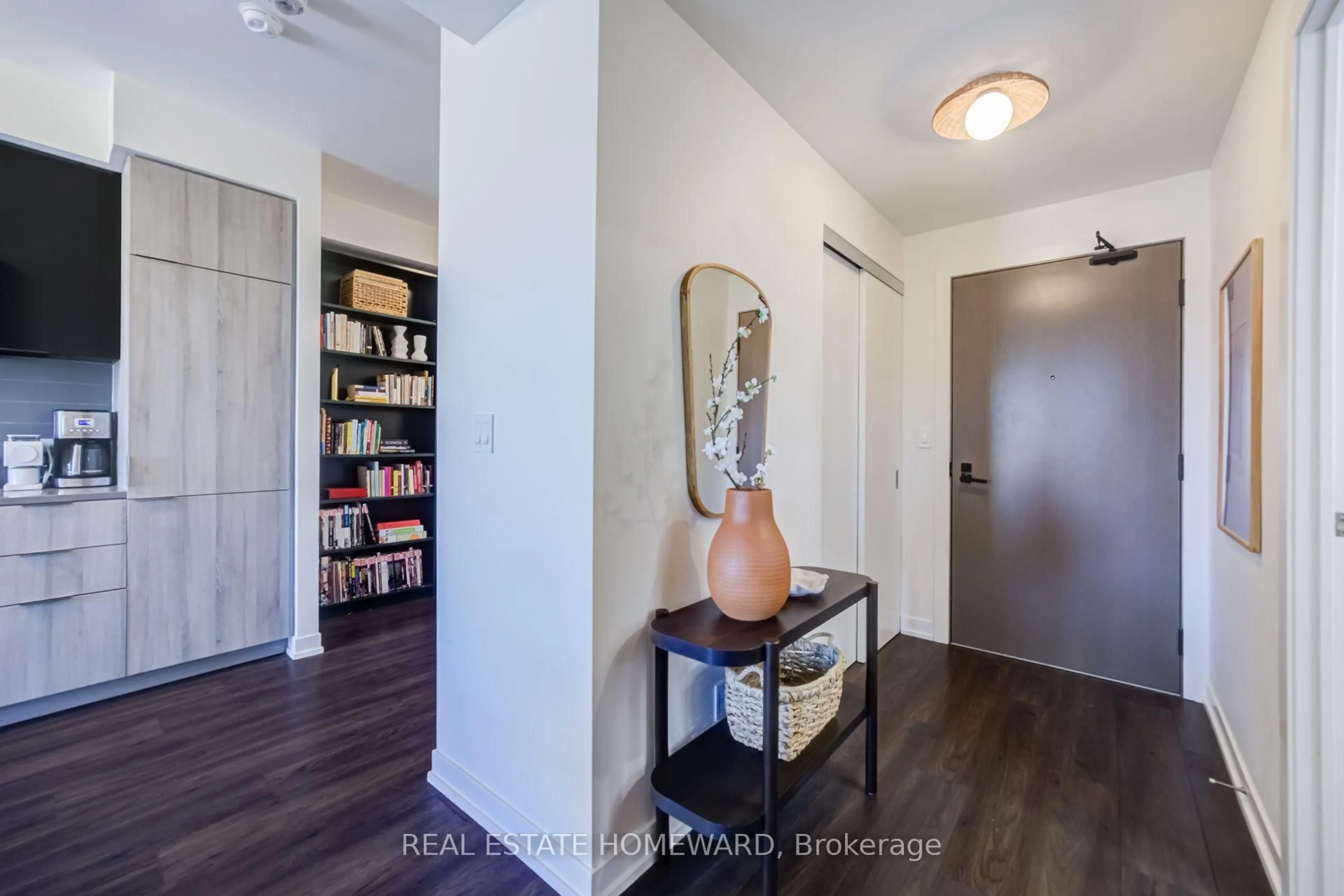 Indoor entryway for 223 St Clair Ave #309, Toronto Ontario M4V 1R3