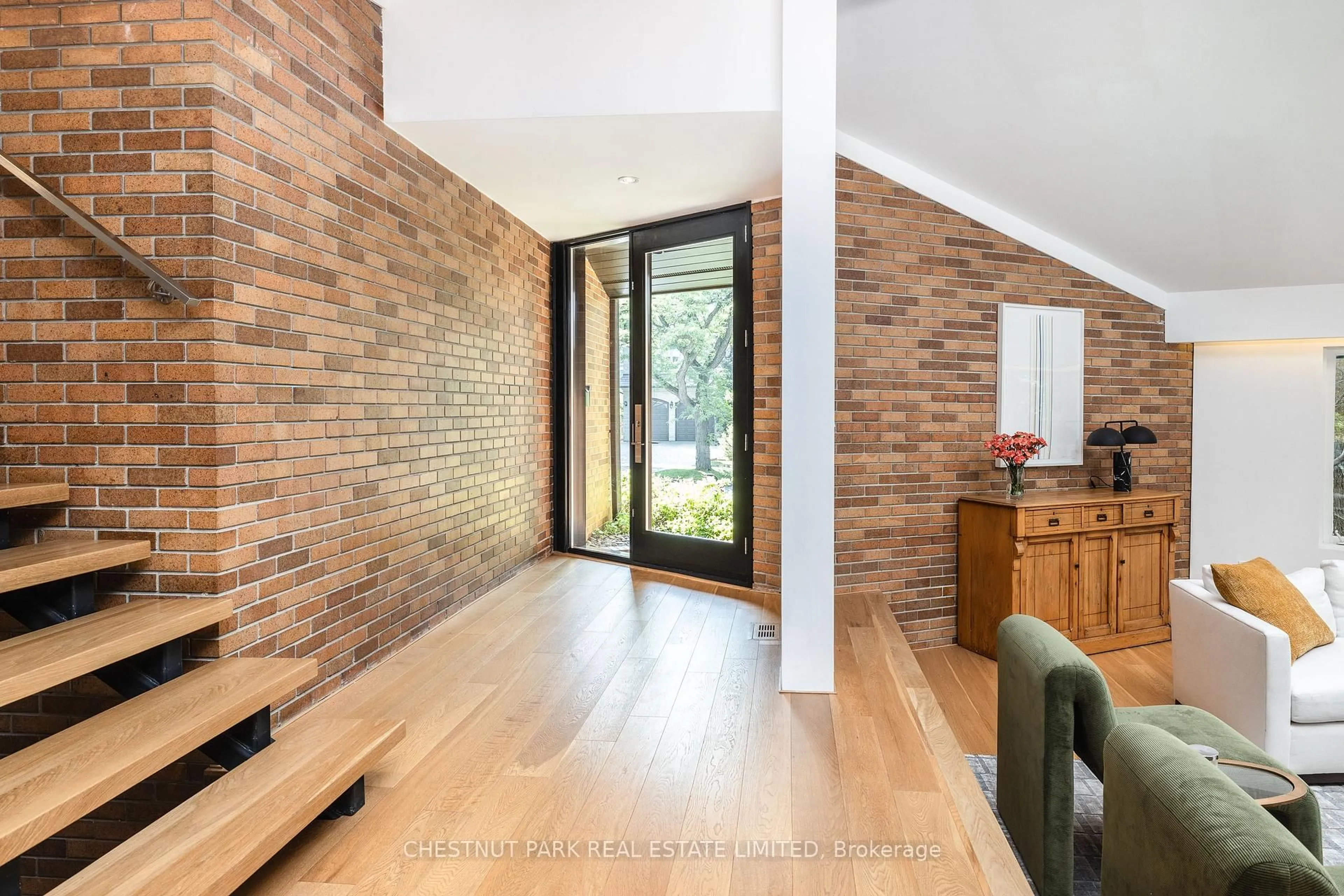Indoor foyer for 20 Lower Links Rd, Toronto Ontario M2P 1H6