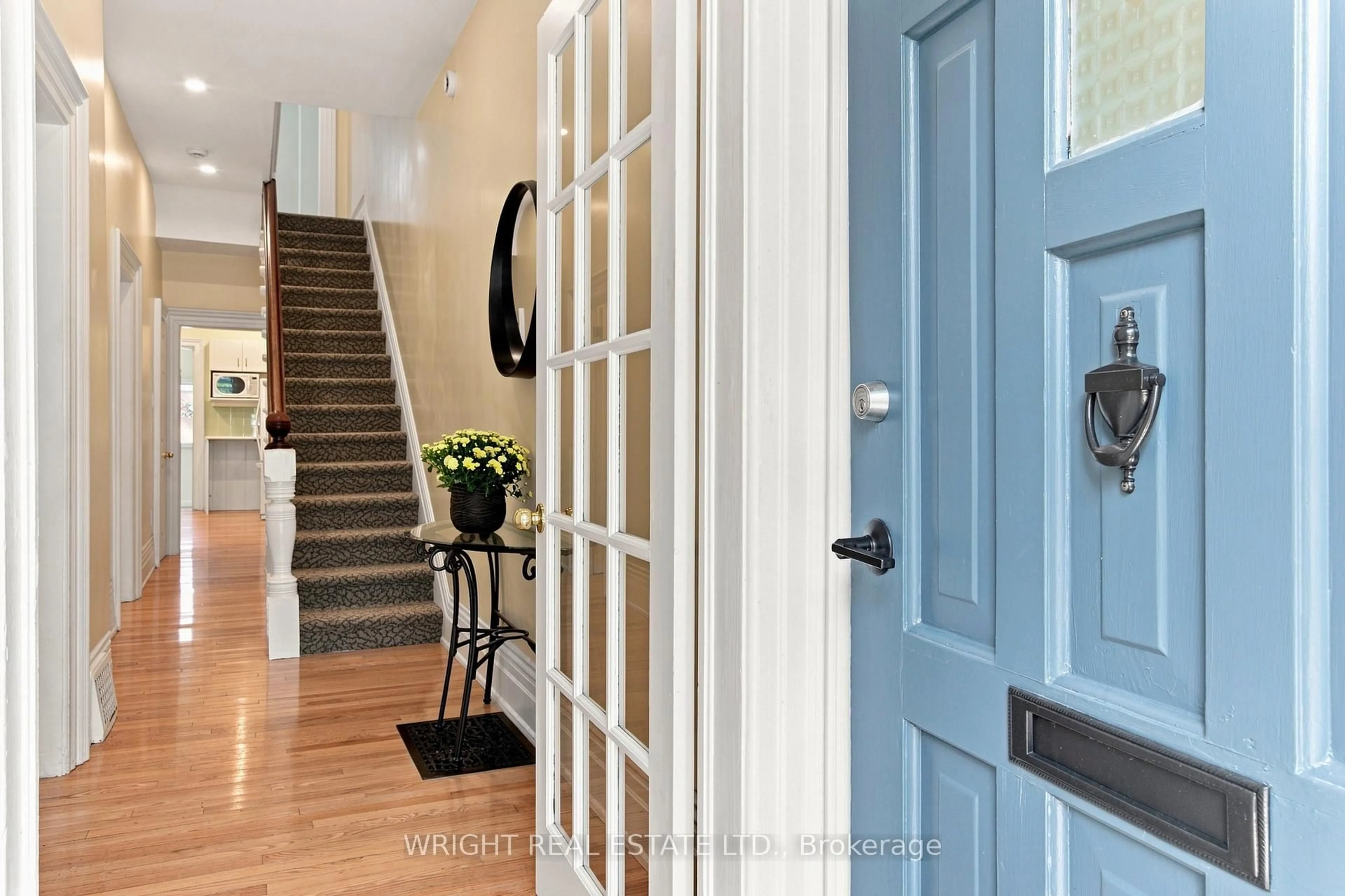 Indoor entryway for 276 Robert St, Toronto Ontario M5S 2K8