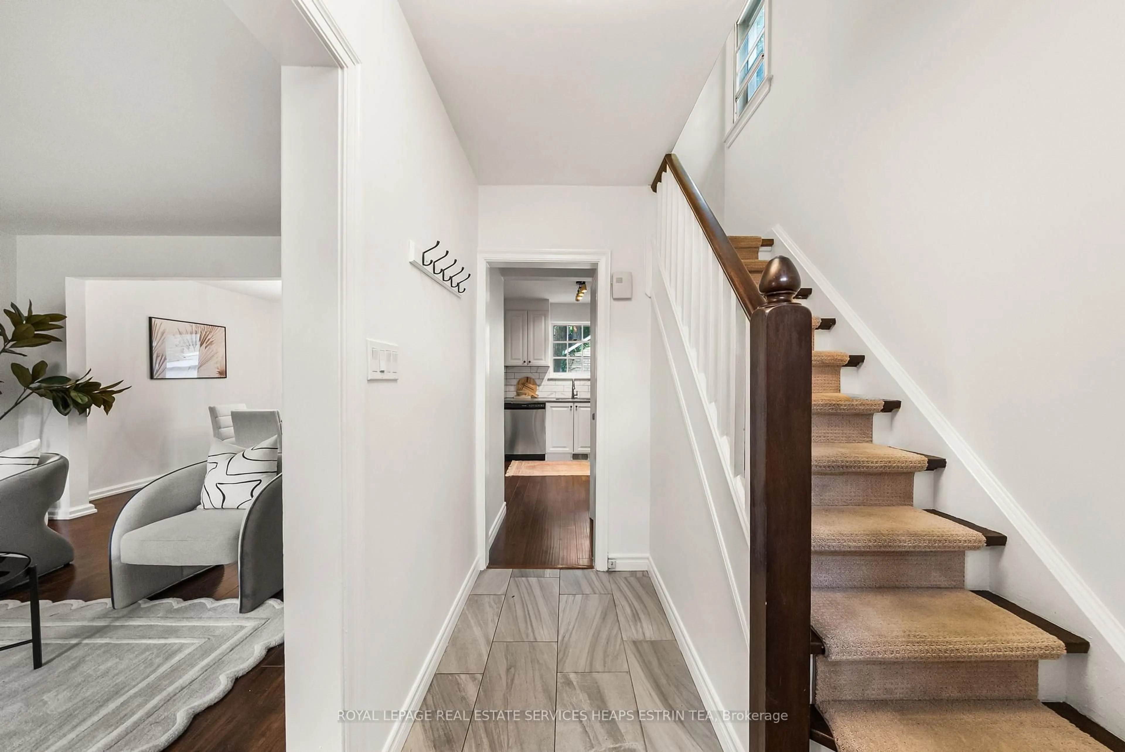Indoor entryway for 41 Fairfield Rd, Toronto Ontario M4P 1S9
