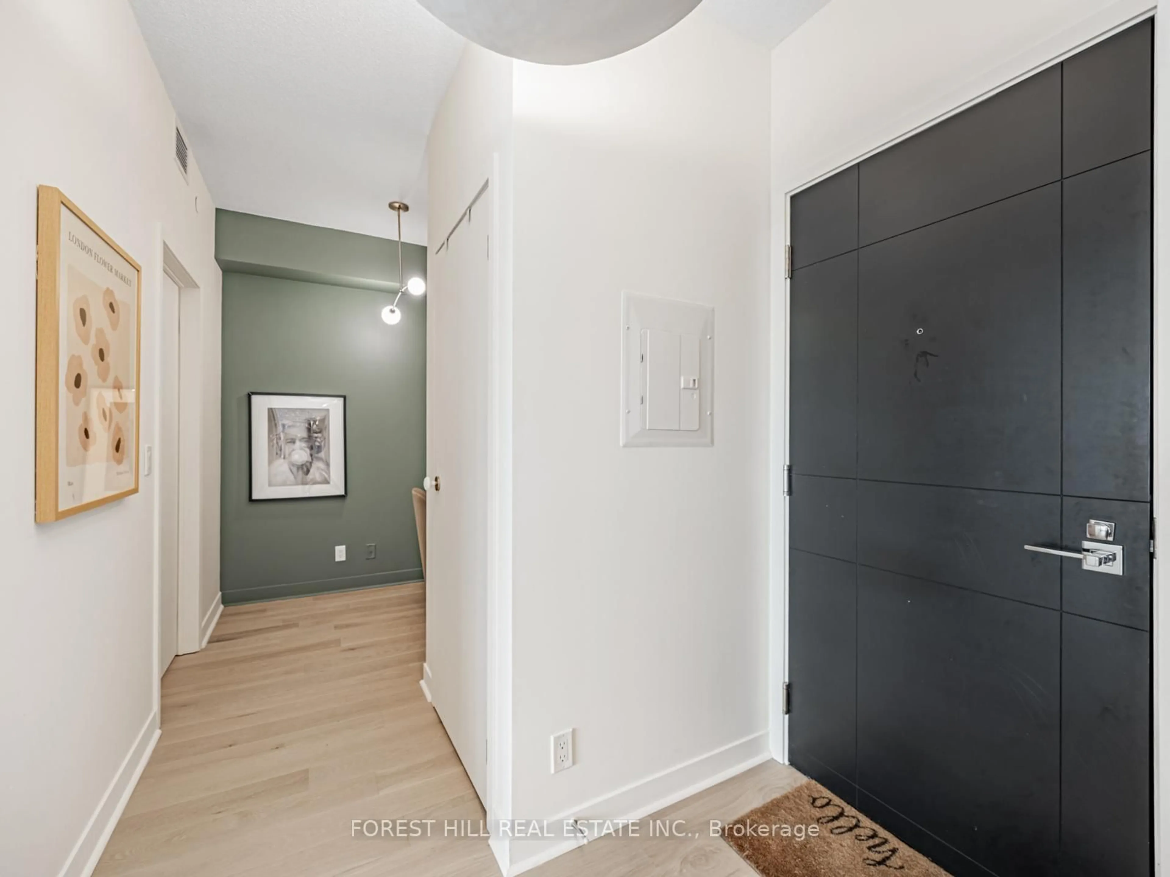 Indoor entryway for 98 Lillian St #2413, Toronto Ontario M4S 0A5