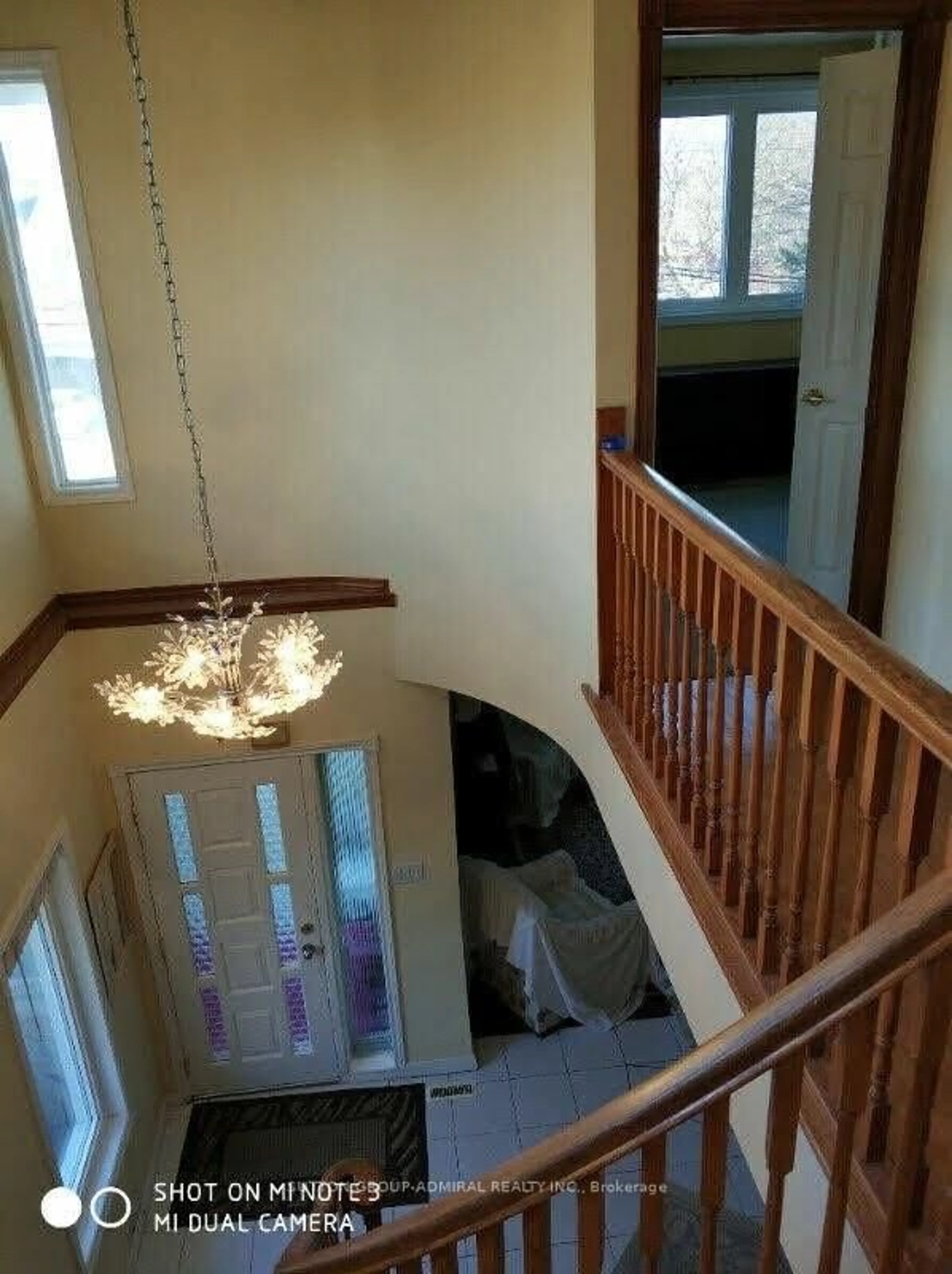 Indoor foyer for 355 Patricia Ave, Toronto Ontario M2R 2M8