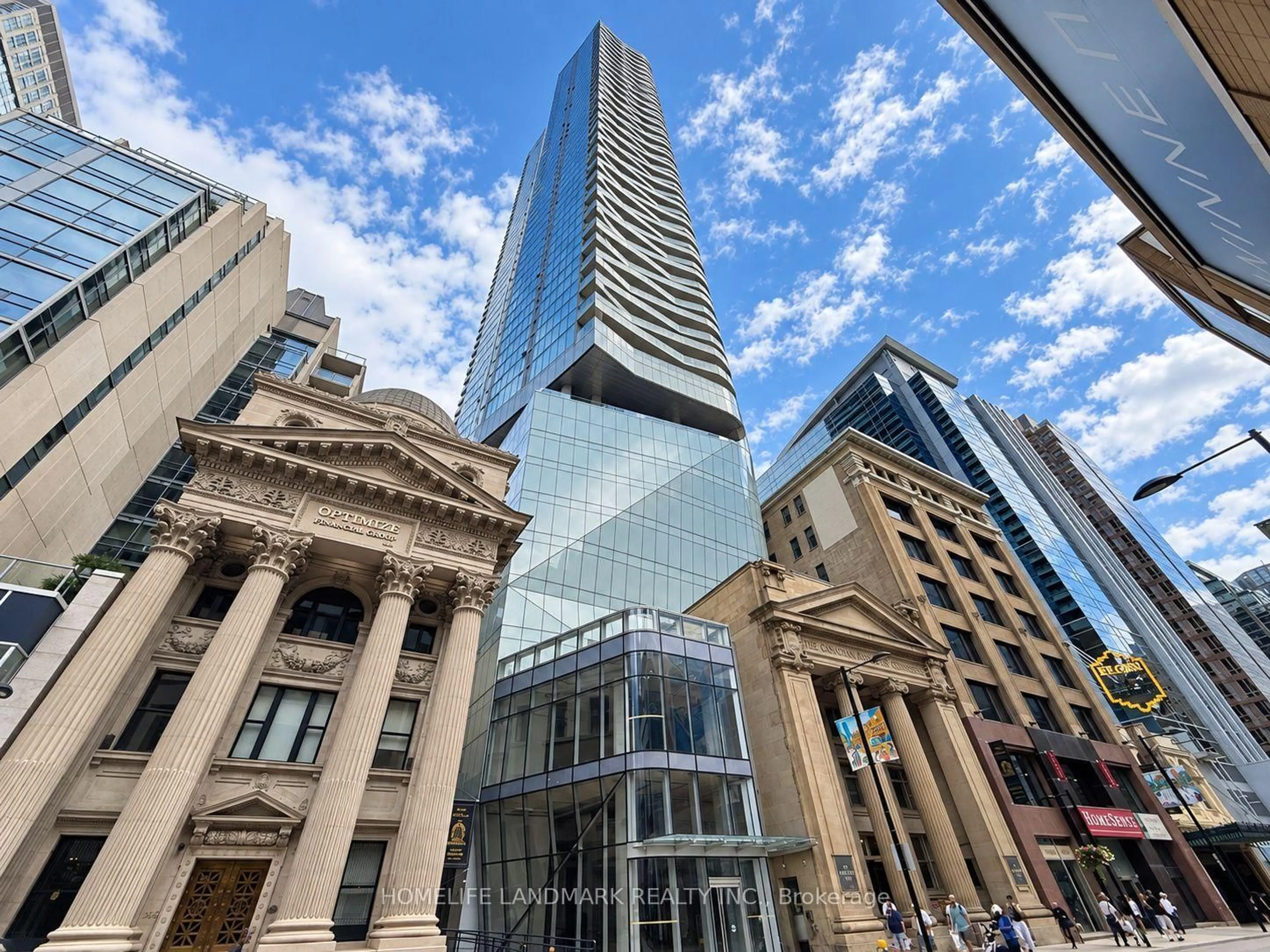 Indoor foyer for 197 Yonge St #4213, Toronto Ontario M5B 0C1