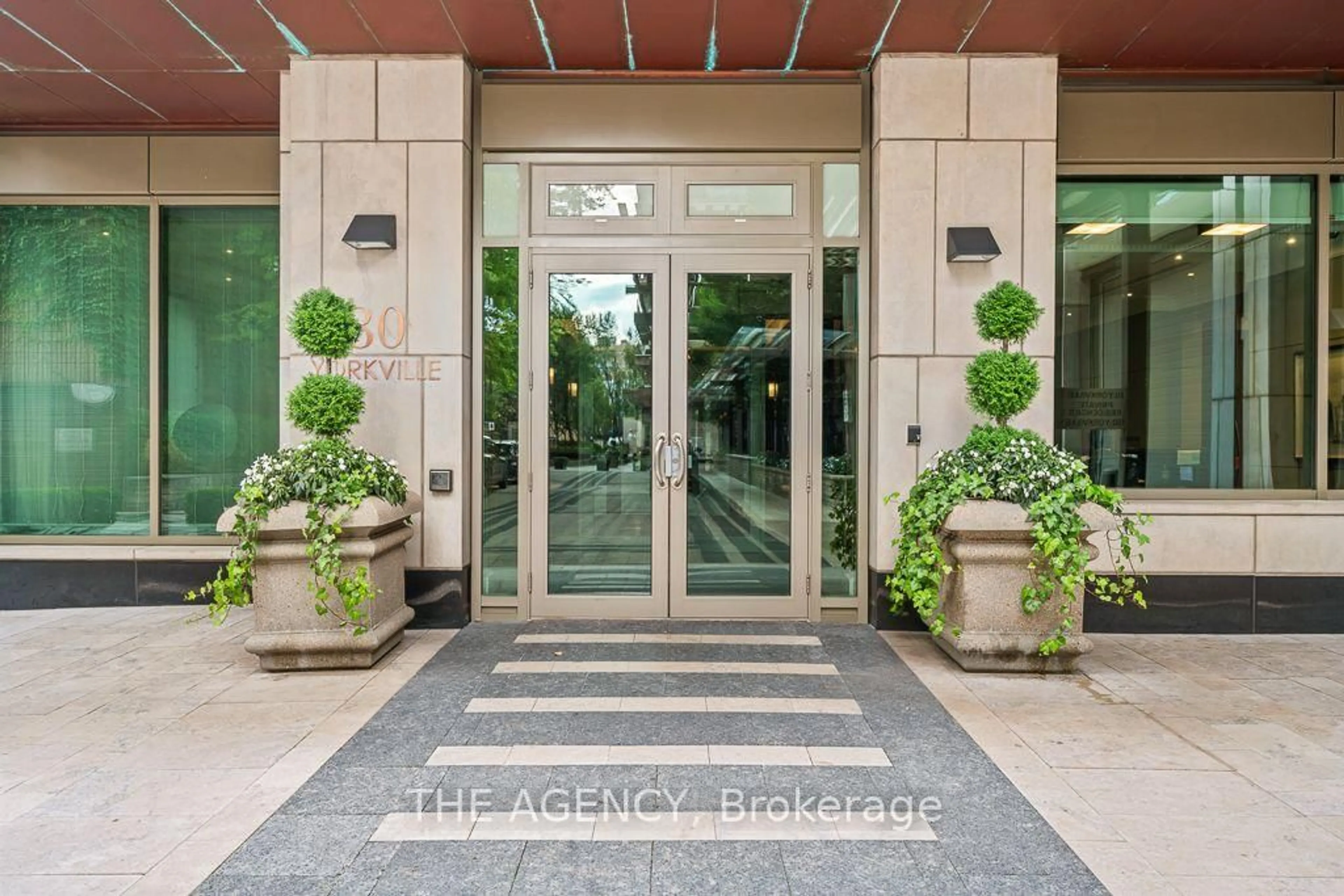 Indoor foyer for 80 Yorkville Ave #902, Toronto Ontario M5R 2C2
