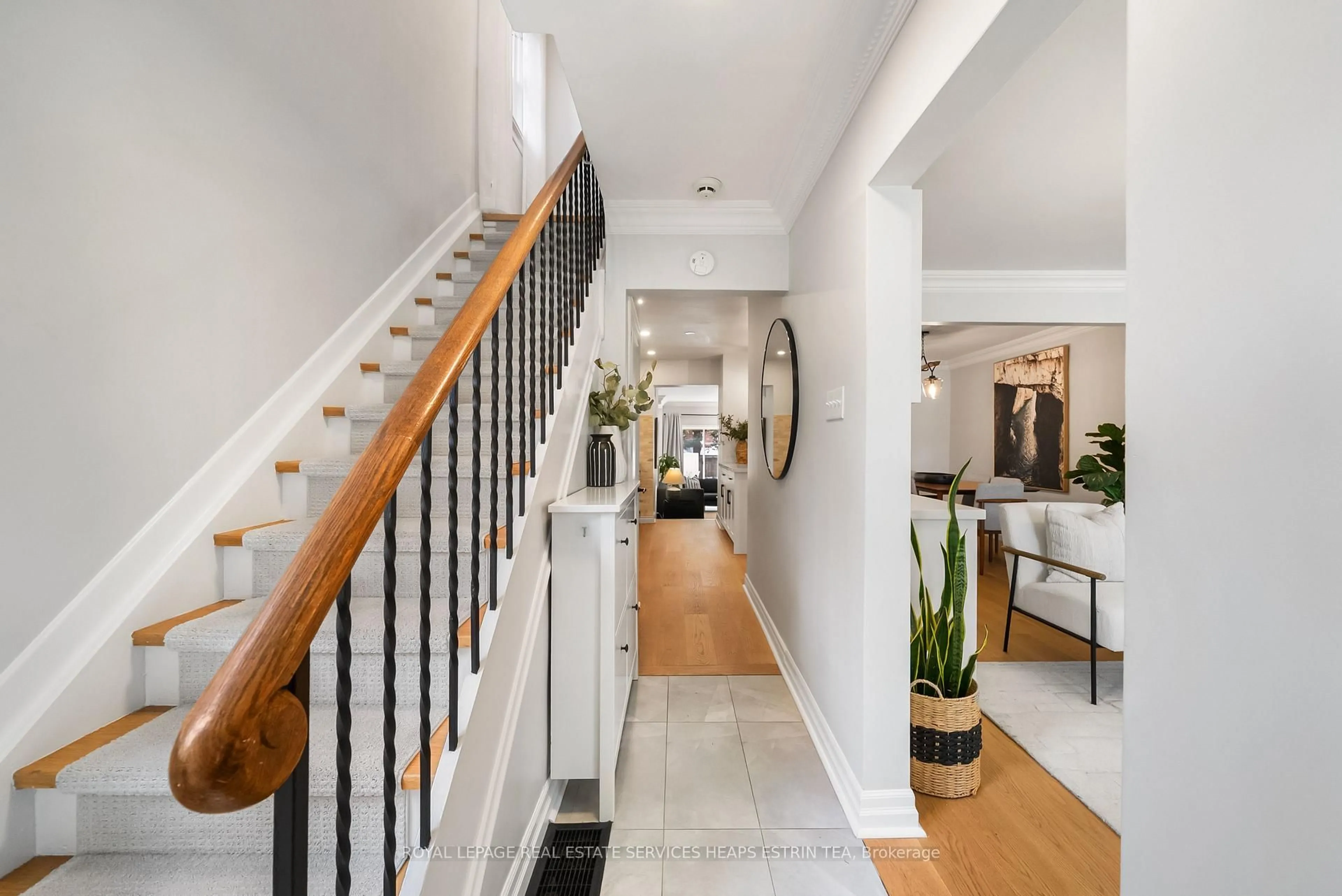 Indoor entryway for 253 Donlea Dr, Toronto Ontario M4G 2N3