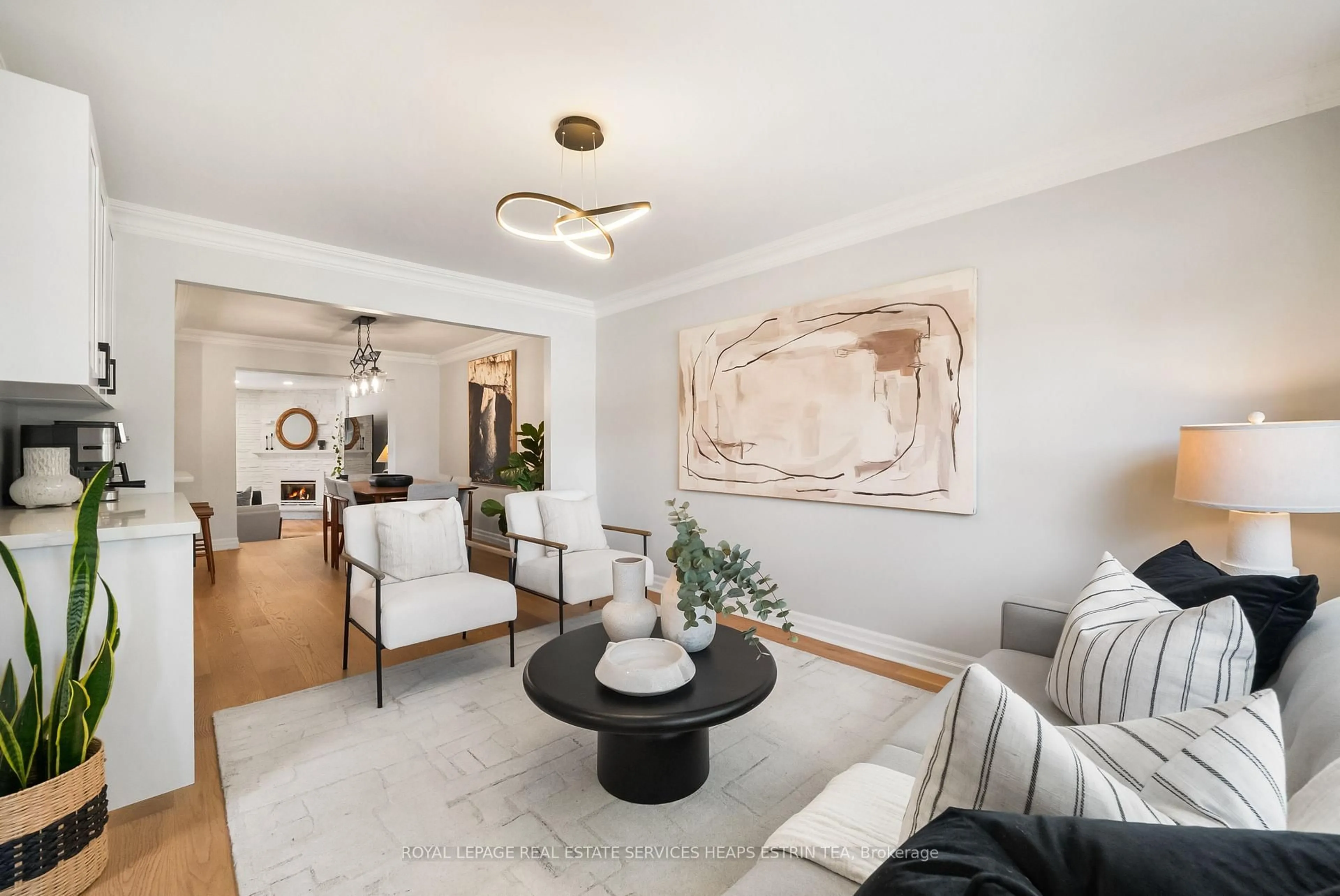 Living room with furniture, unknown for 253 Donlea Dr, Toronto Ontario M4G 2N3