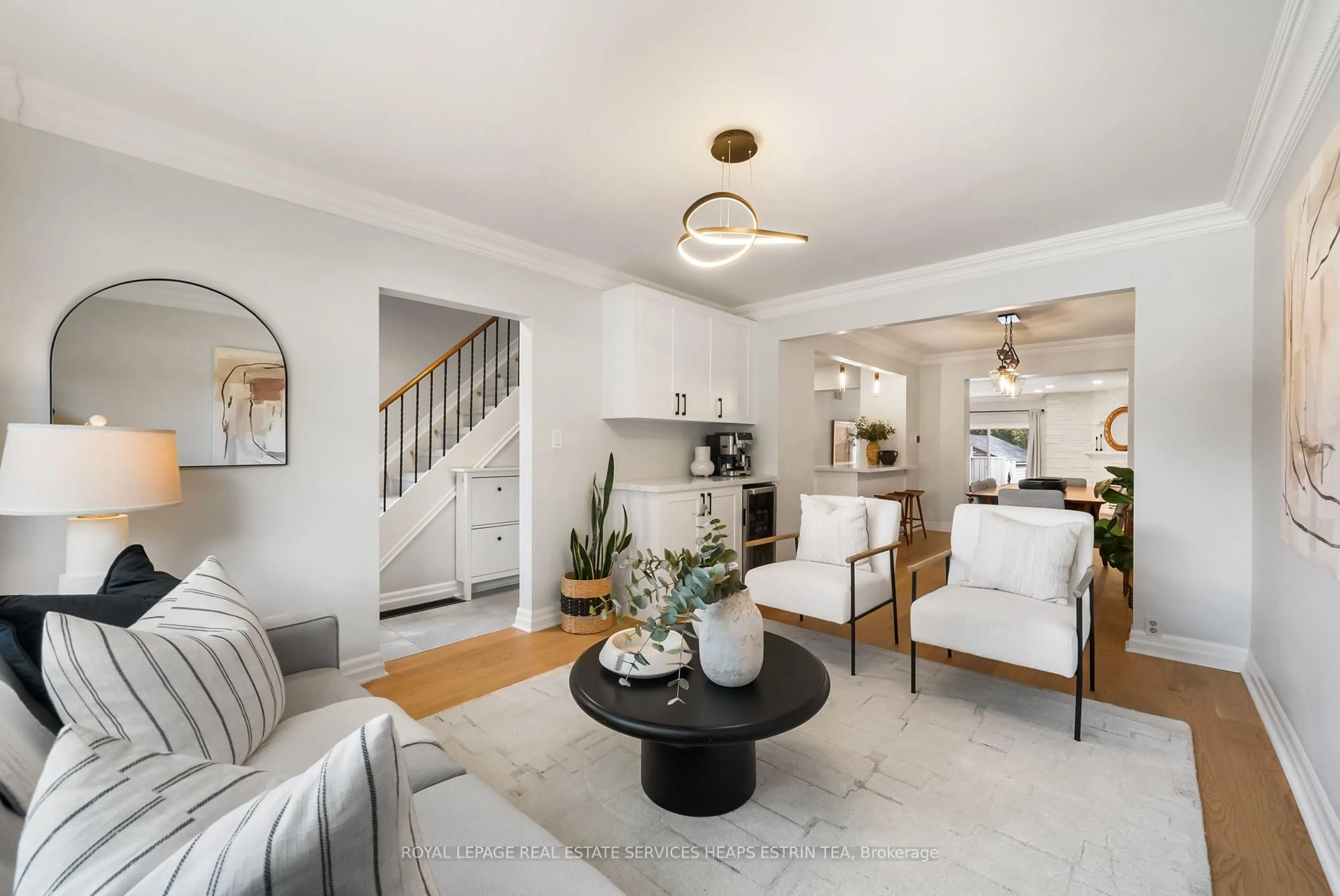 Living room with furniture, unknown for 253 Donlea Dr, Toronto Ontario M4G 2N3
