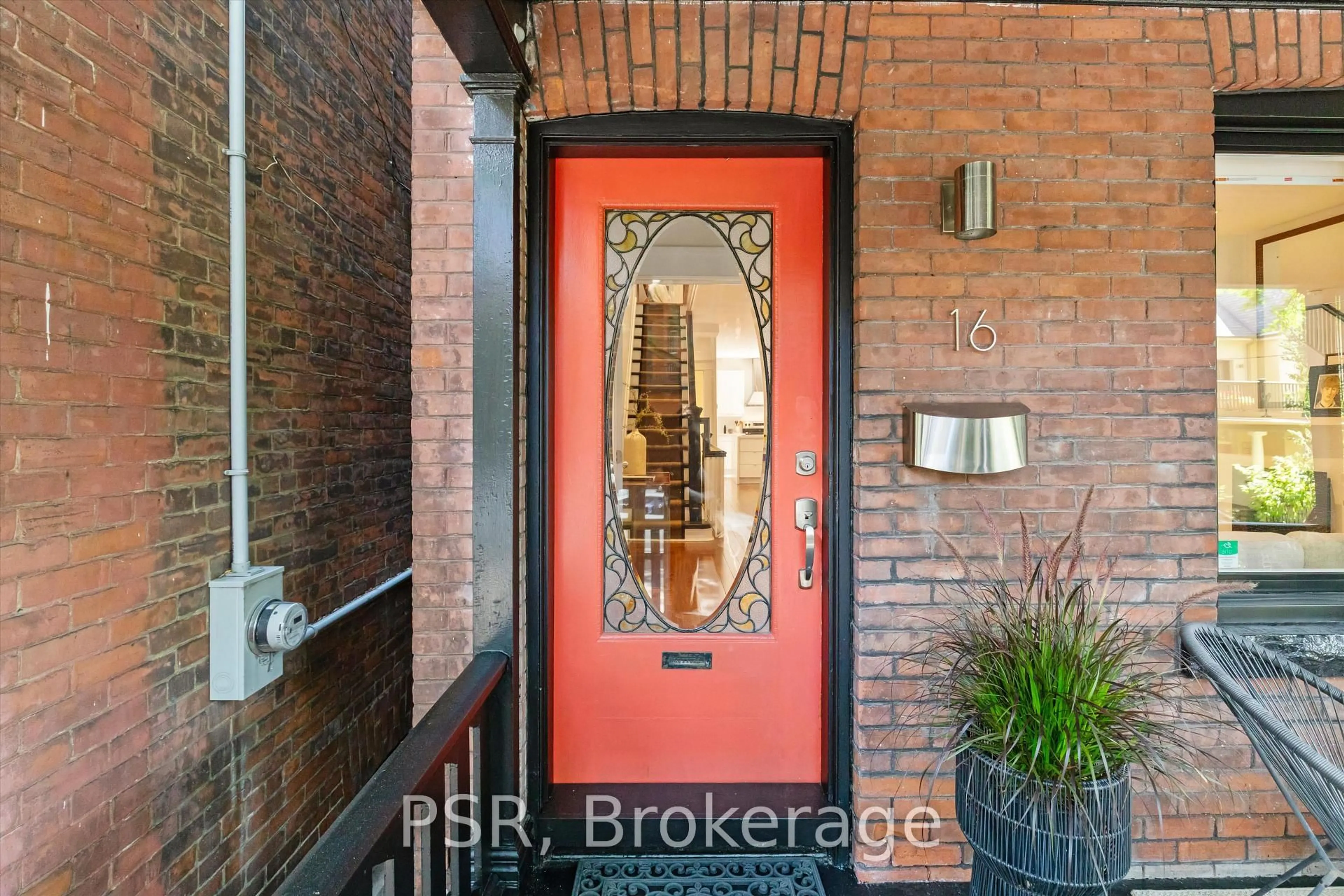 Indoor entryway for 16 Mackenzie Cres, Toronto Ontario M6J 1T1