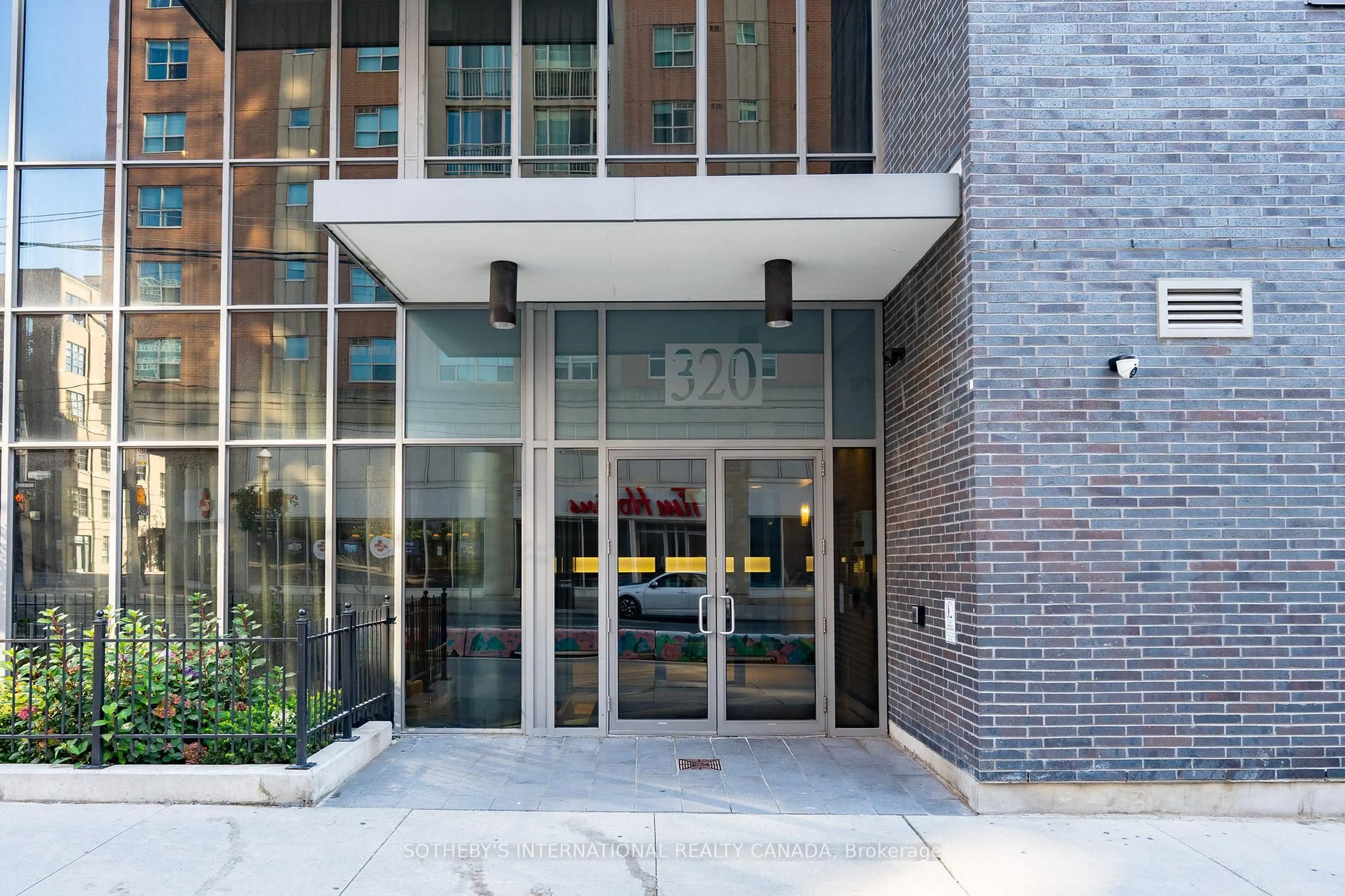 Indoor foyer for 320 Richmond St #316, Toronto Ontario M5A 1P9