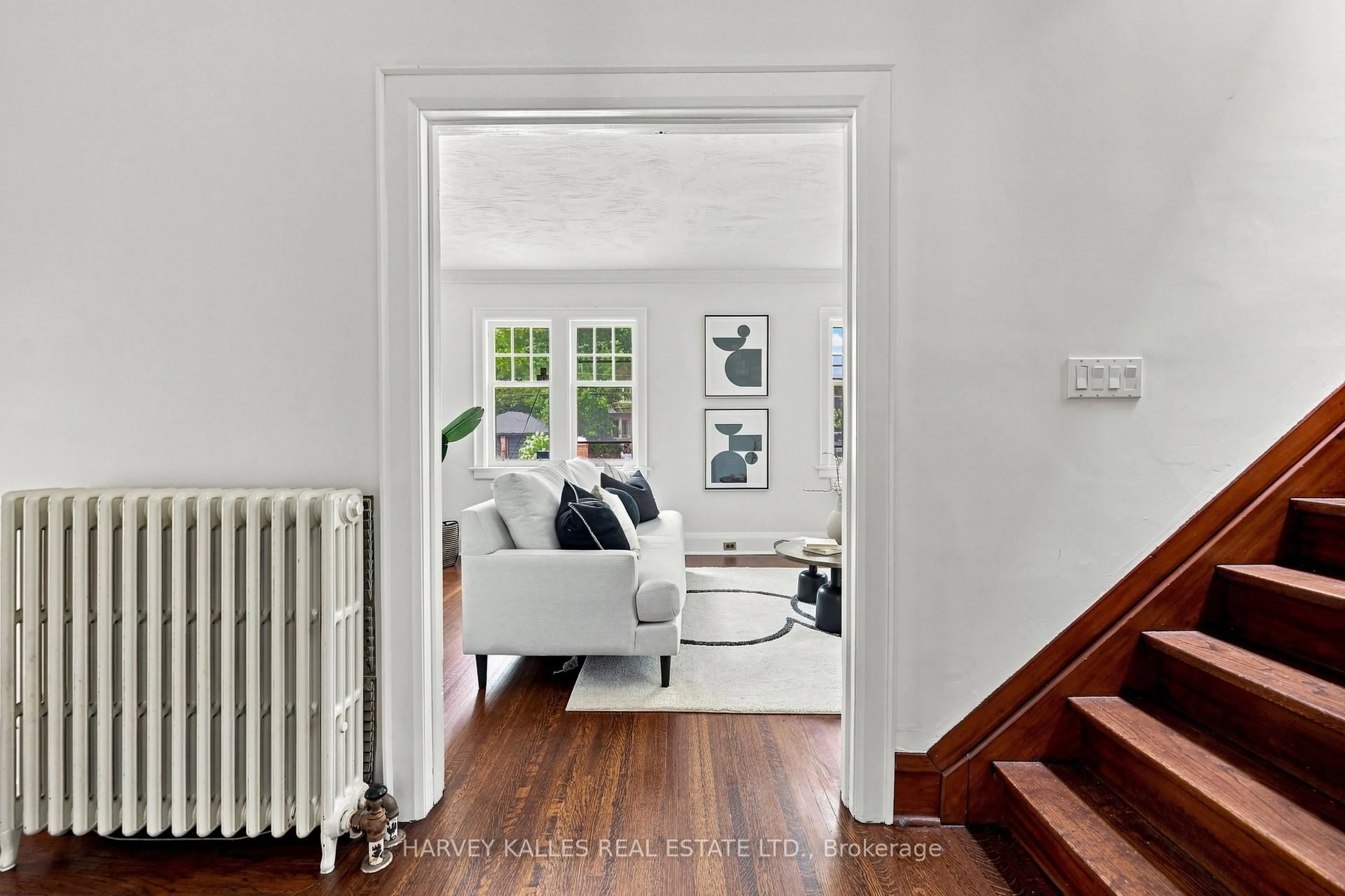 Indoor entryway for 231 Glengrove Ave, Toronto Ontario M4R 1P4