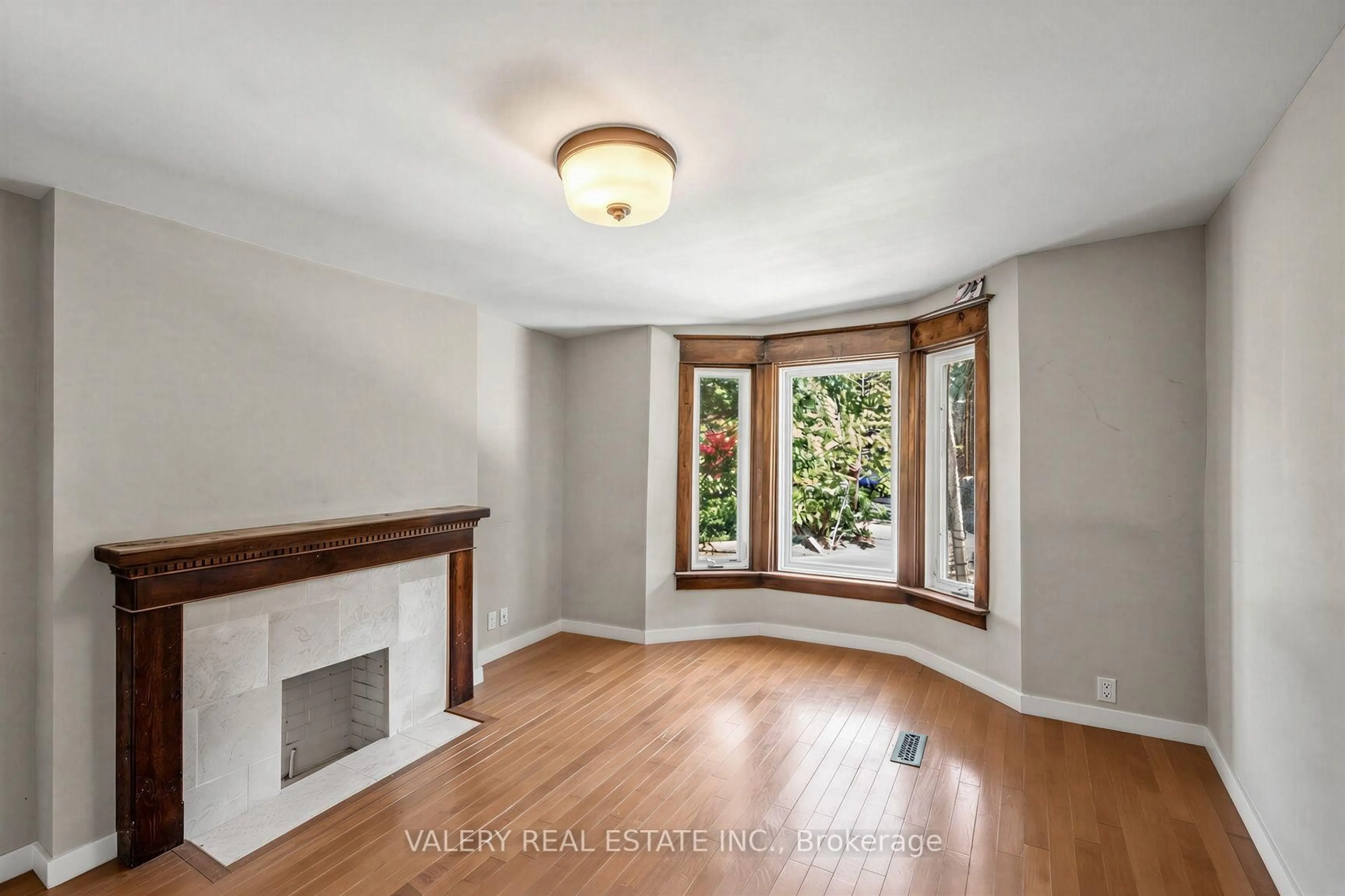 A pic of a room for 472 Crawford St, Toronto Ontario M6G 3J8