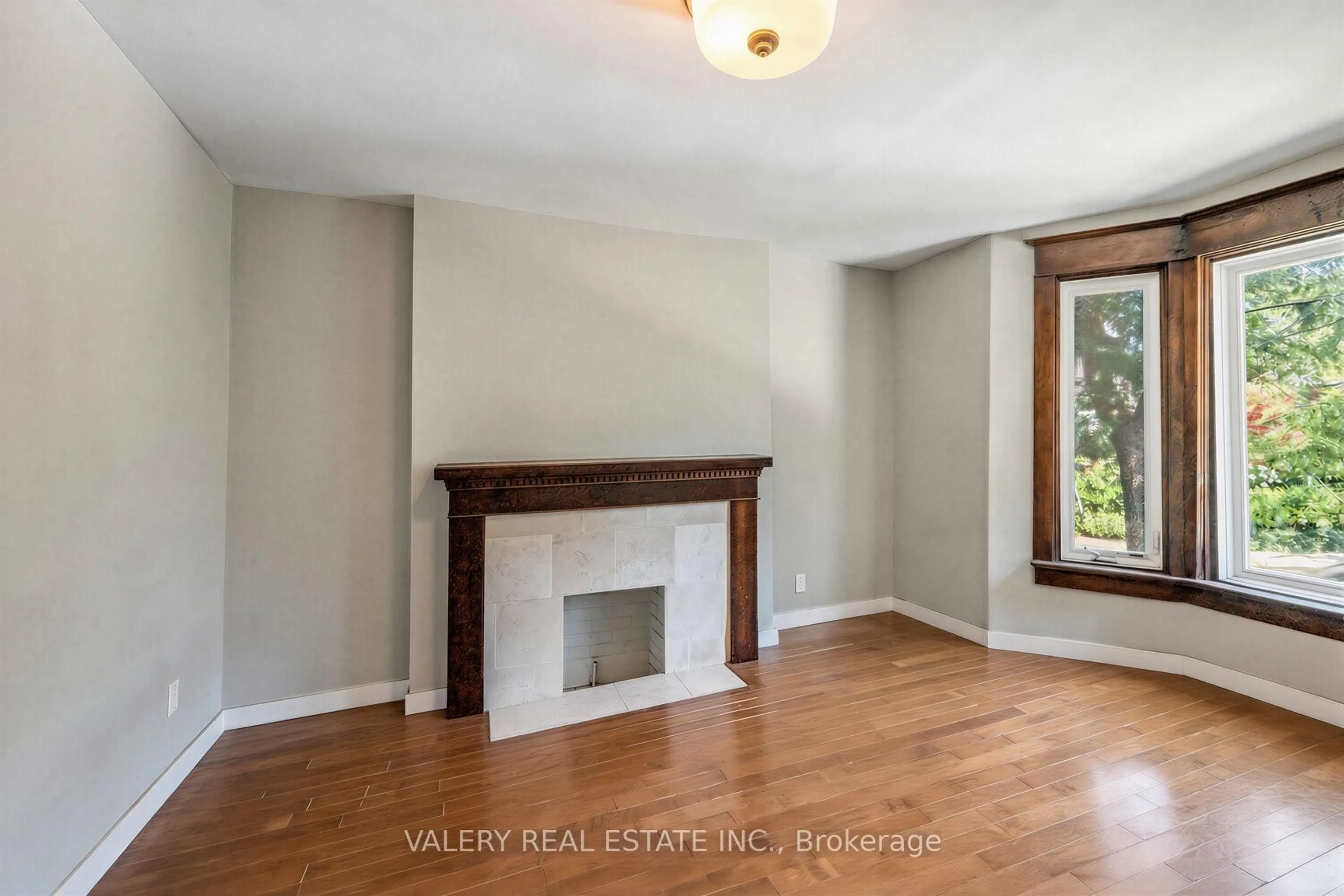 Living room with furniture, unknown for 472 Crawford St, Toronto Ontario M6G 3J8