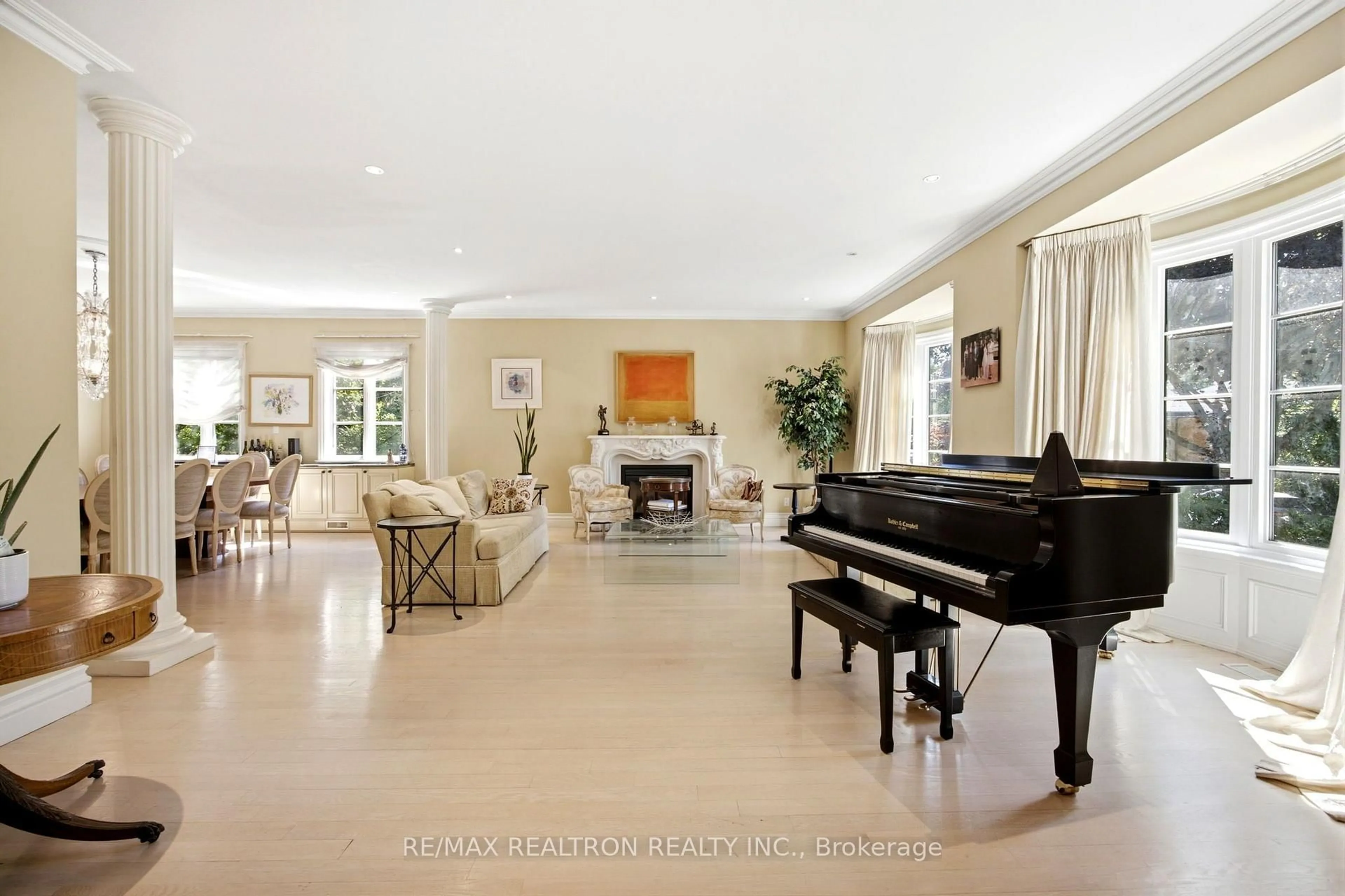 Indoor foyer for 50 Viewmount Ave, Toronto Ontario M6B 1T4