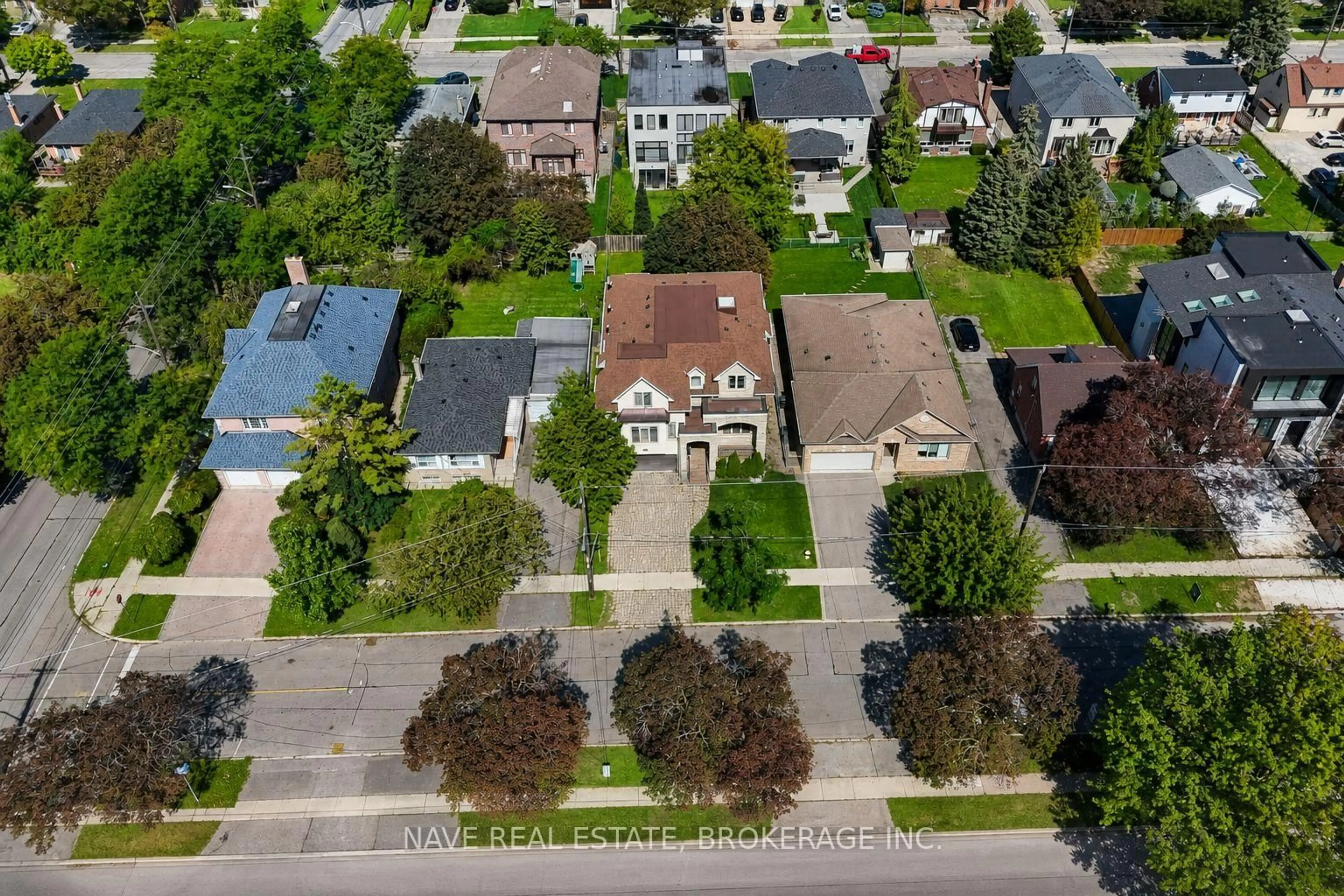 A pic from outside/outdoor area/front of a property/back of a property/a pic from drone, street for 136 Homewood Ave, Toronto Ontario M2M 1K3