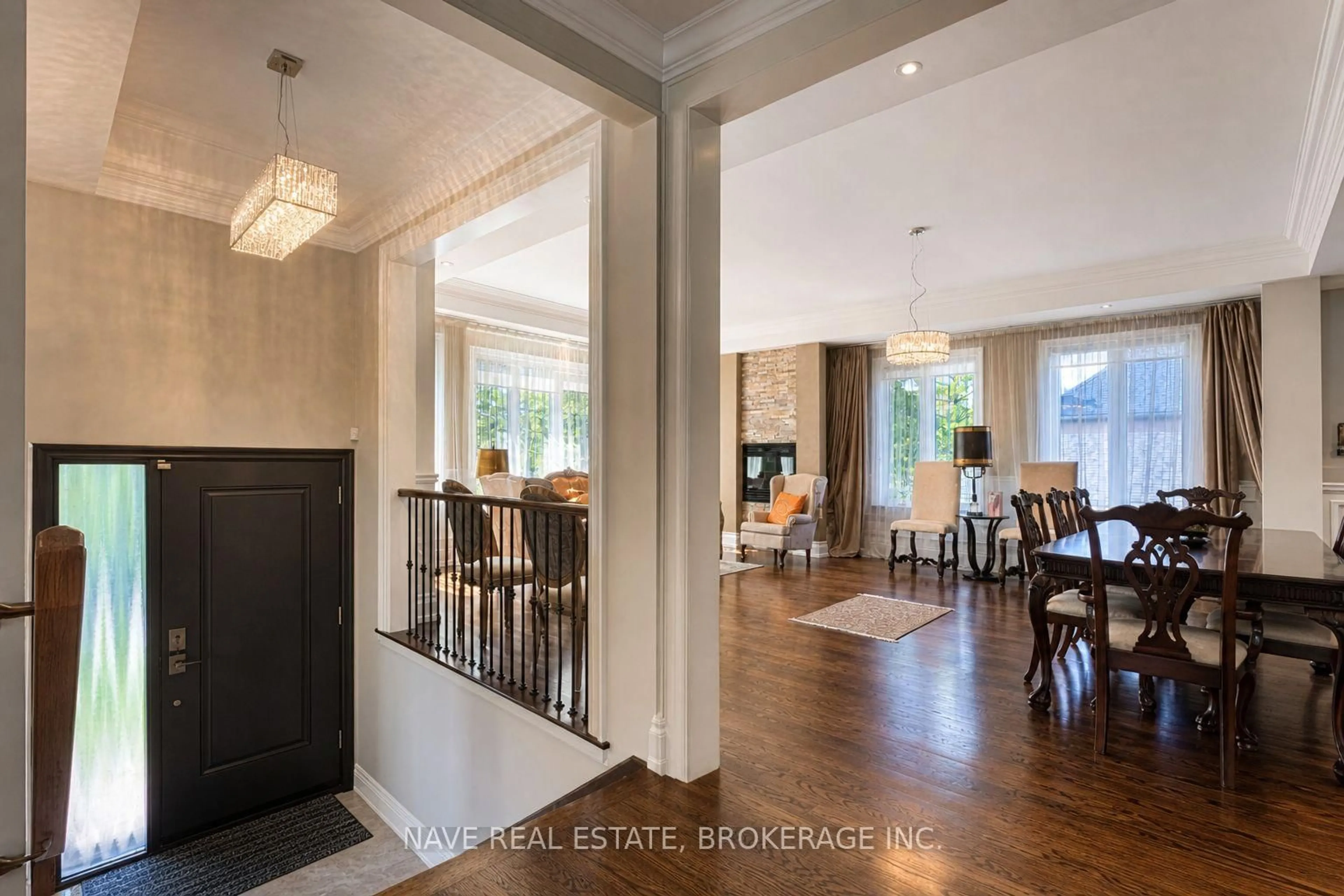 Indoor foyer for 136 Homewood Ave, Toronto Ontario M2M 1K3