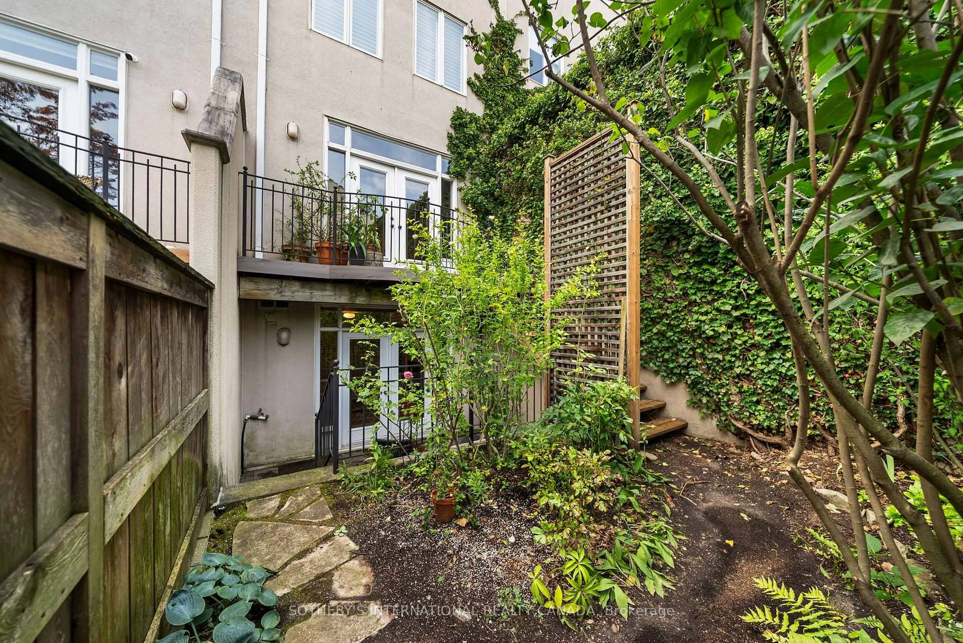 Patio, street for 213 Walmer Rd, Toronto Ontario M5R 3P7
