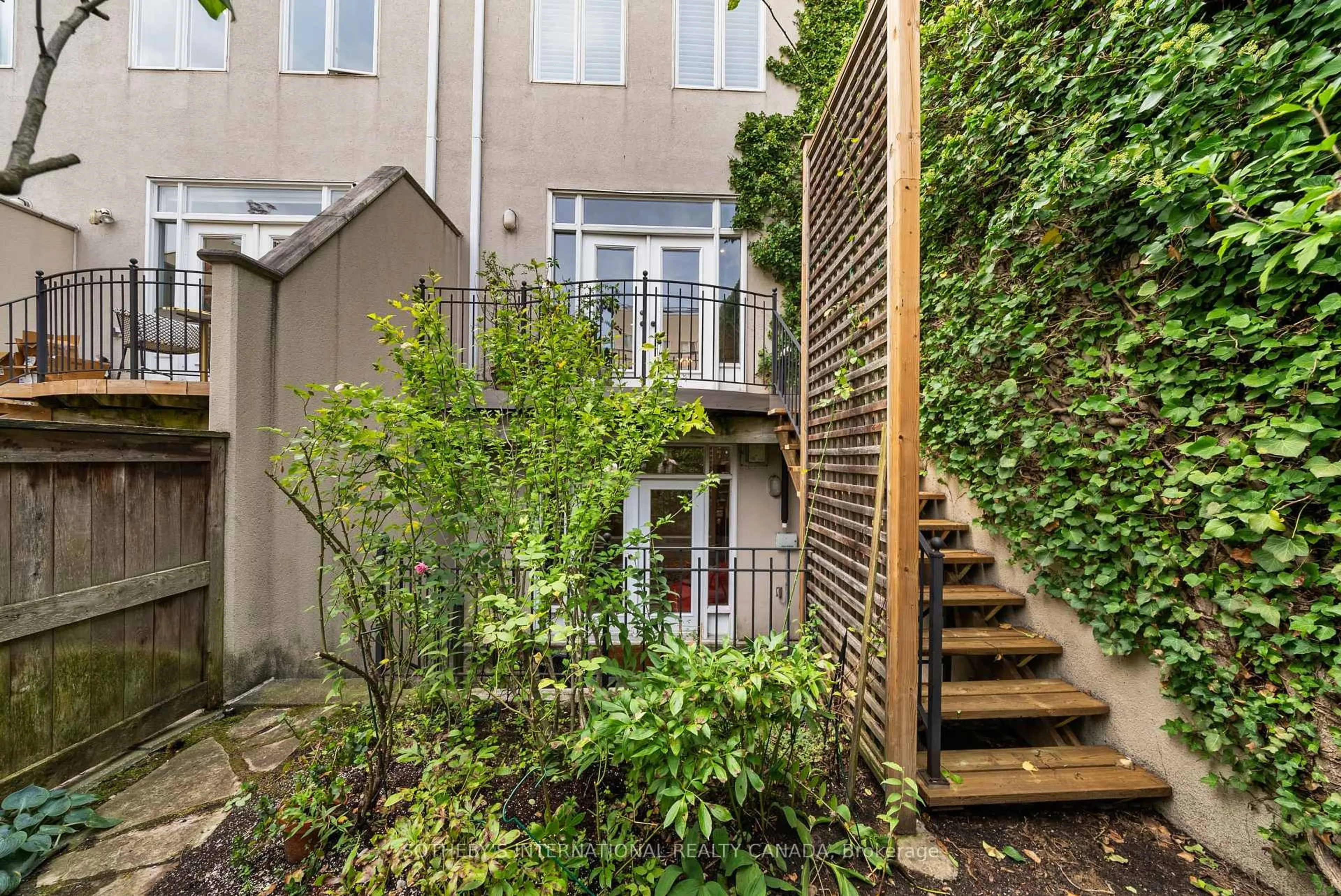 Patio, street for 213 Walmer Rd, Toronto Ontario M5R 3P7