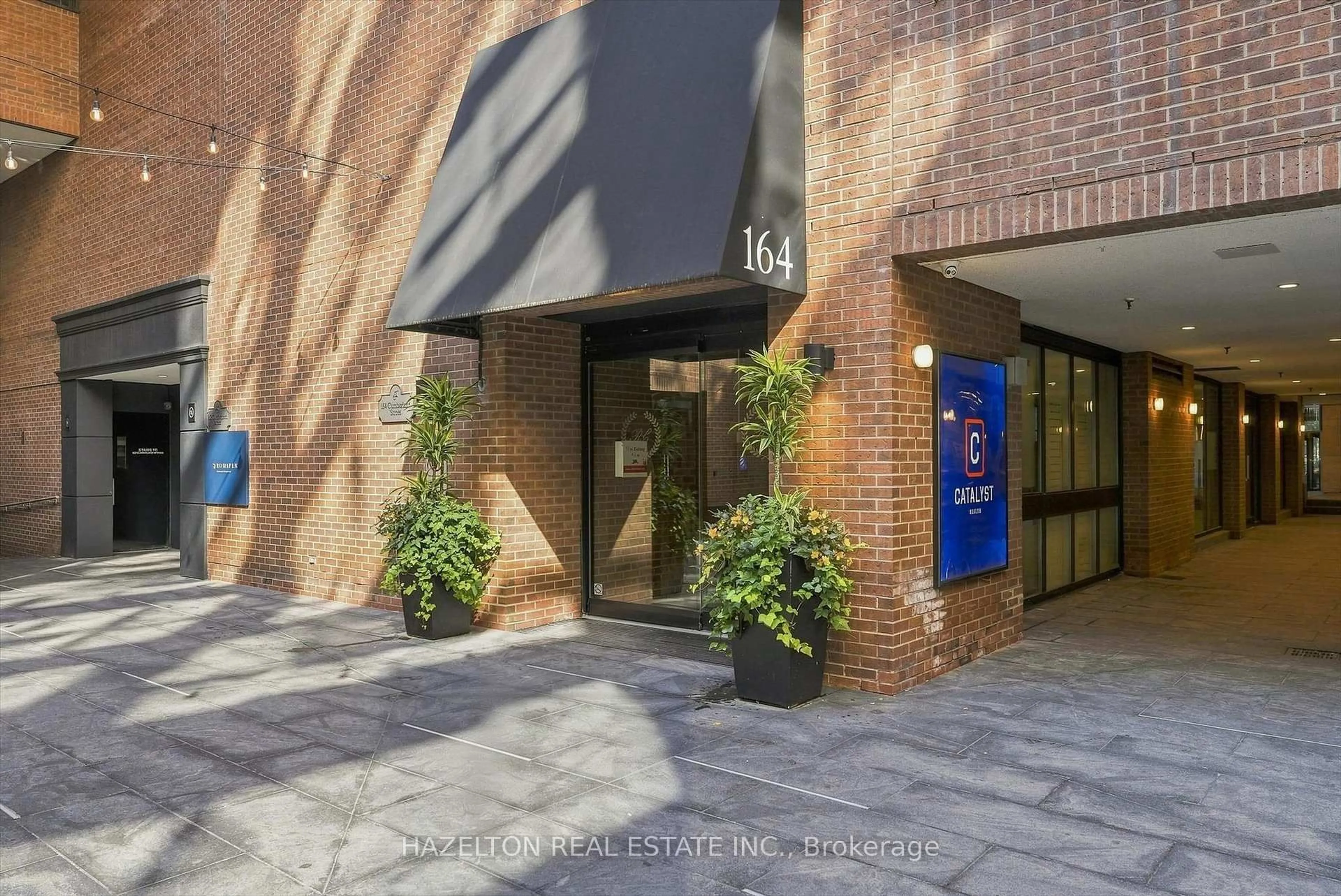 Indoor foyer for 164 Cumberland St #608, Toronto Ontario M5R 1A8