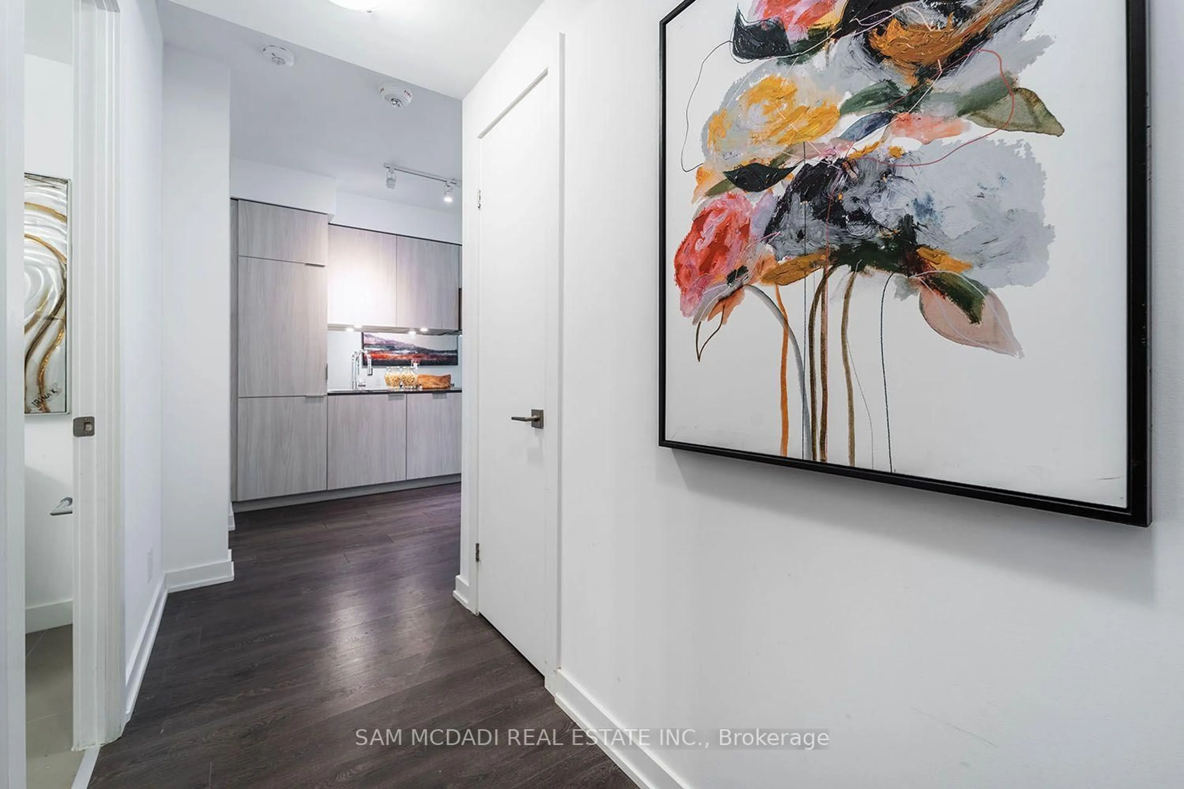 Indoor entryway for 609 Avenue Rd #301, Toronto Ontario M4V 2K3