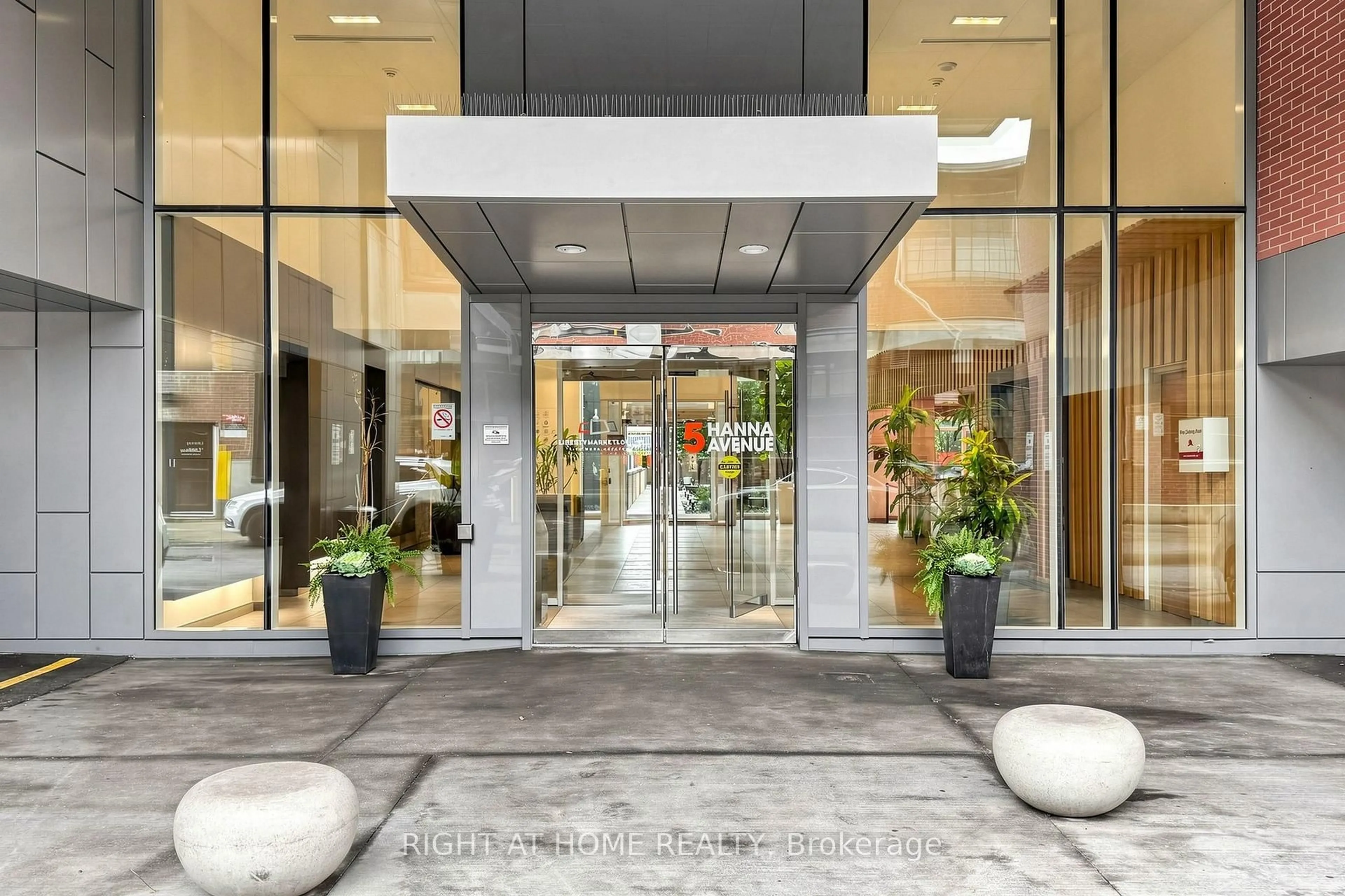 Indoor foyer for 5 Hanna Ave #510, Toronto Ontario M6K 0B3