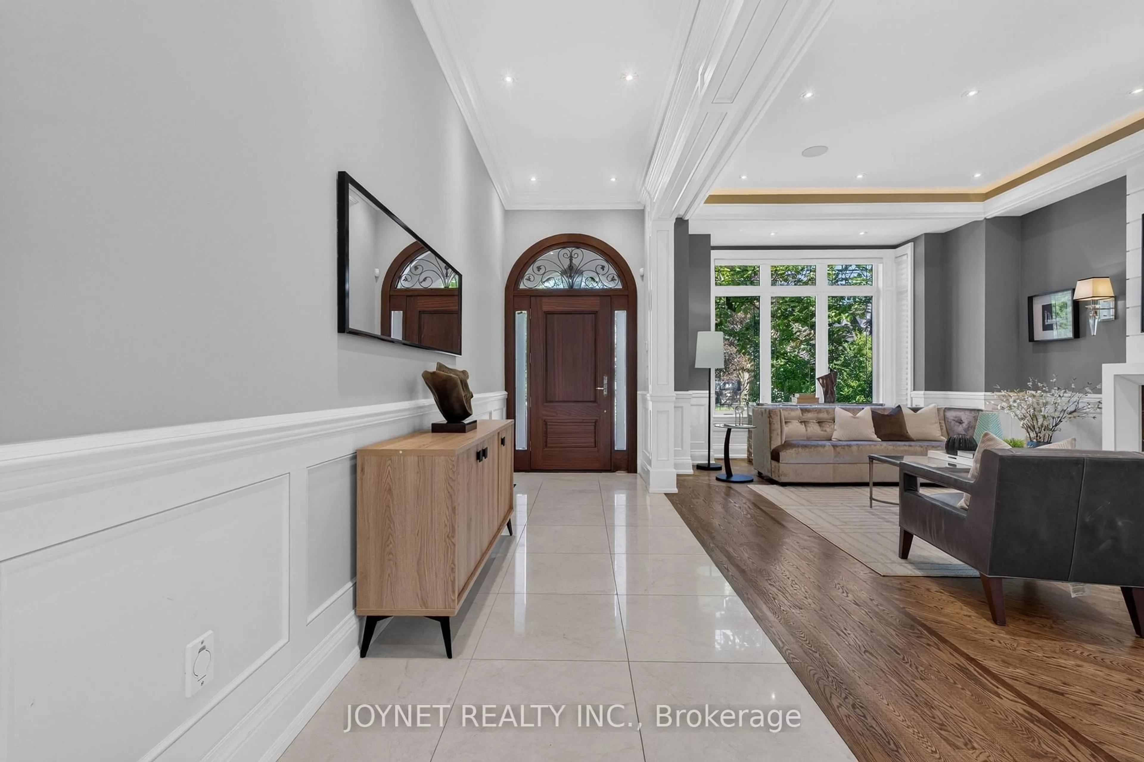 Indoor entryway for 119 Patricia Ave, Toronto Ontario M2M 1J3