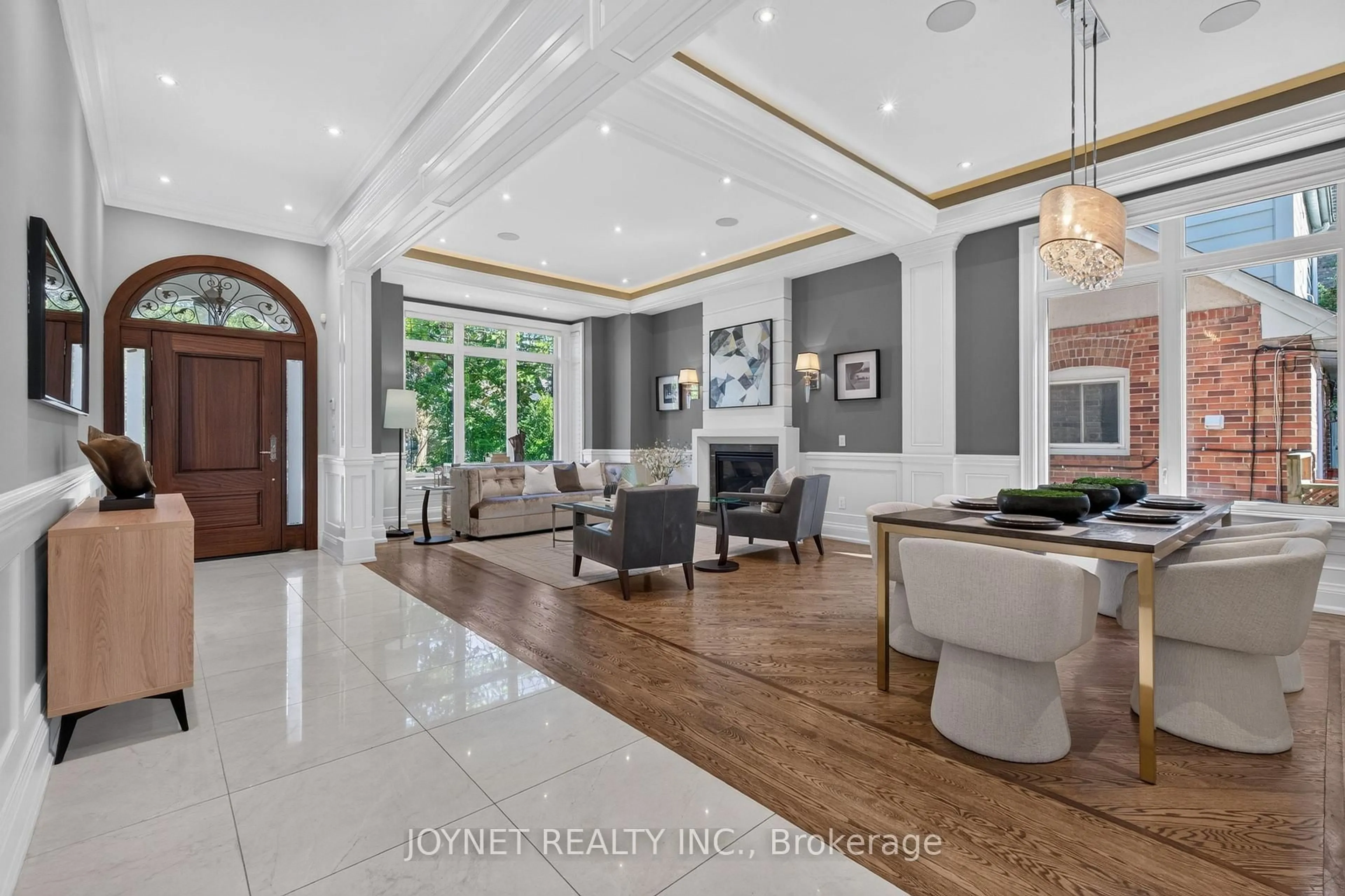 Indoor entryway for 119 Patricia Ave, Toronto Ontario M2M 1J3