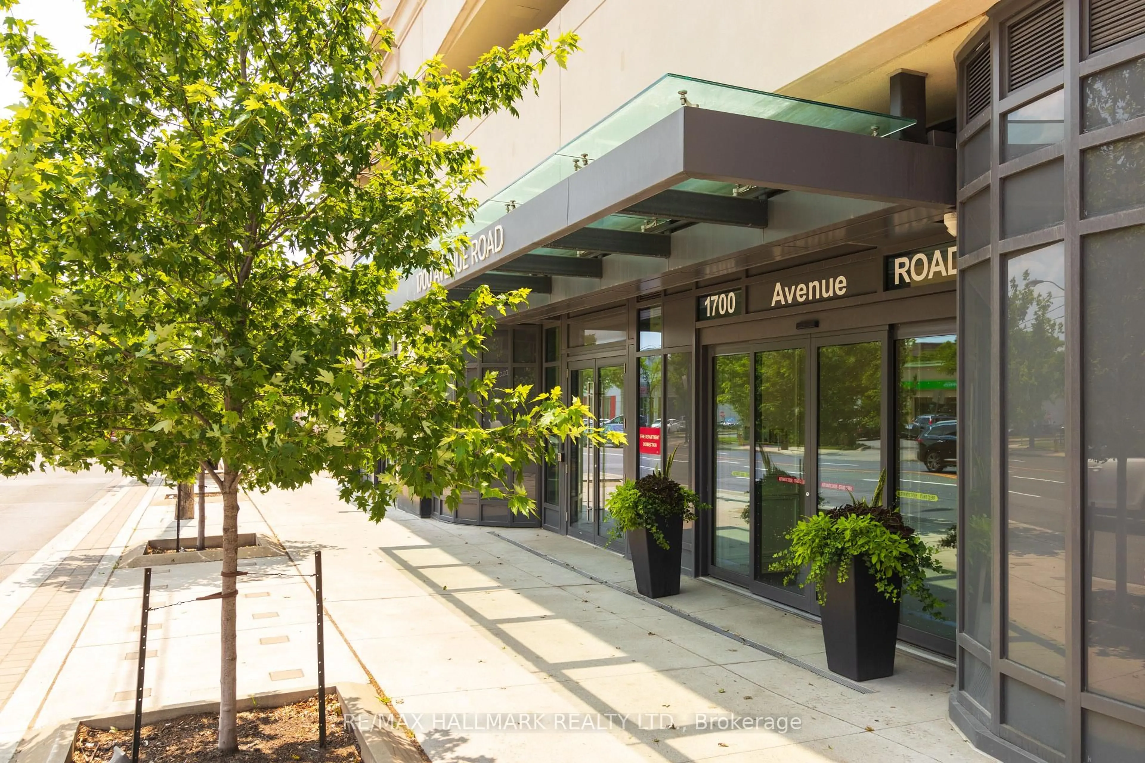 Indoor foyer for 1700 Avenue Rd #406, Toronto Ontario M5M 3Y4