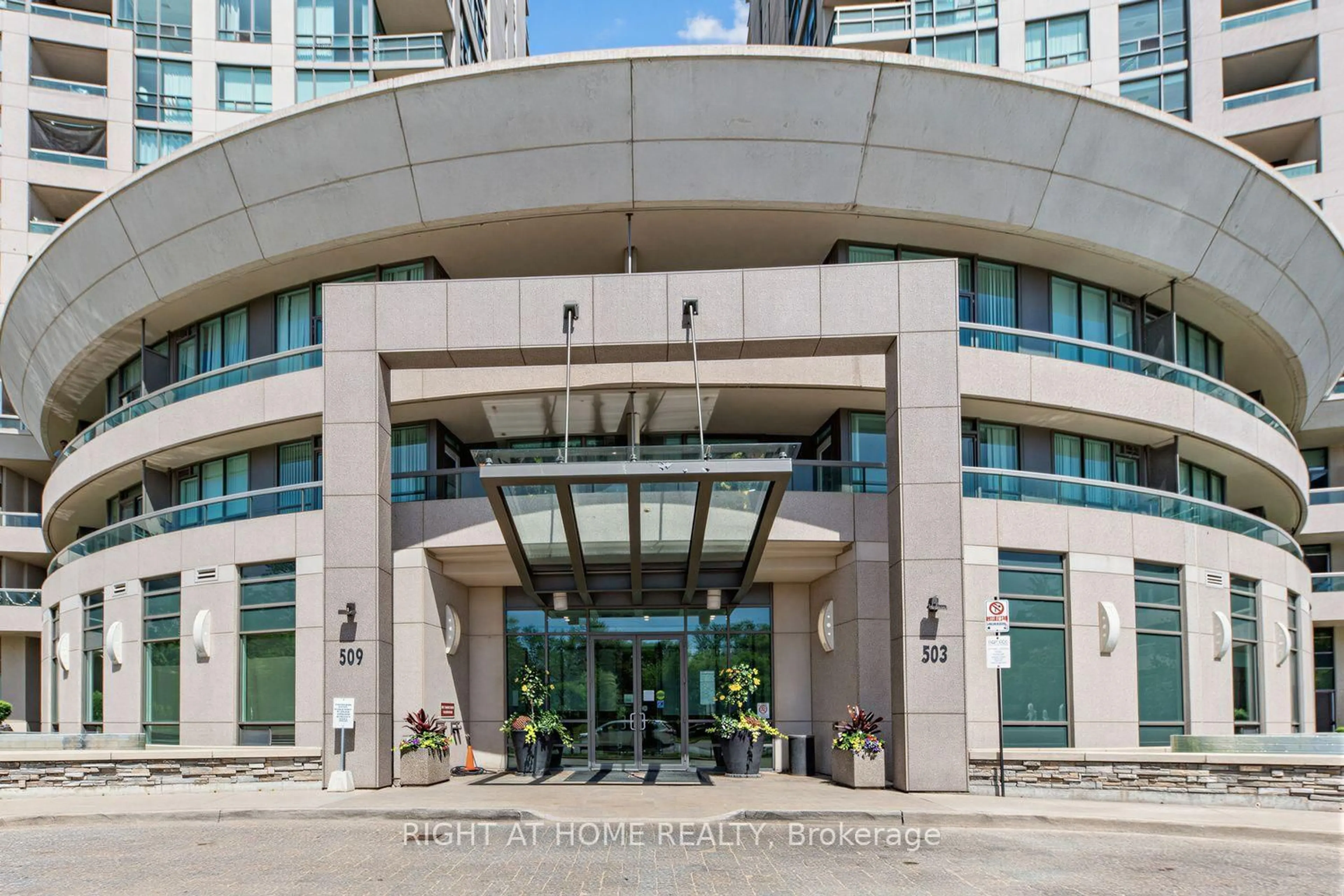 Indoor foyer for 509 Beecroft Ave #107, Toronto Ontario M2N 0A3