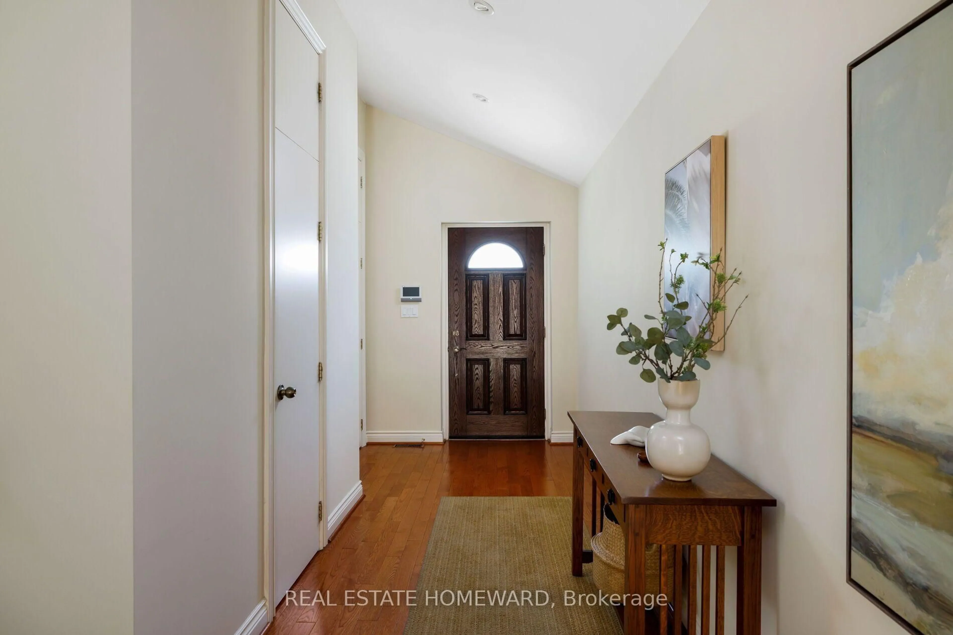 Indoor entryway for 25 Talwood Dr, Toronto Ontario M3B 2P4