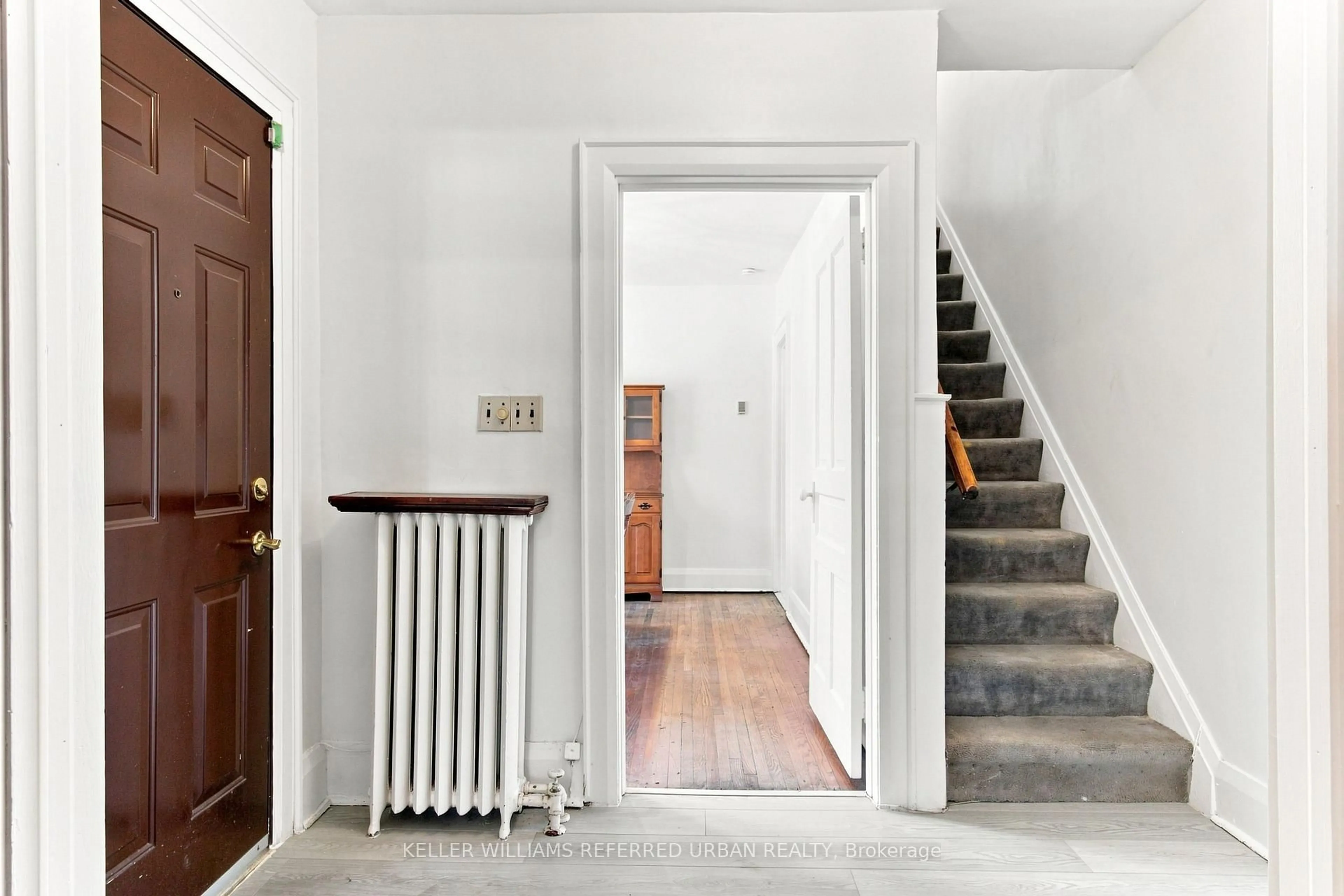 Indoor foyer for 310 Vaughan Rd, Toronto Ontario M6C 2N6