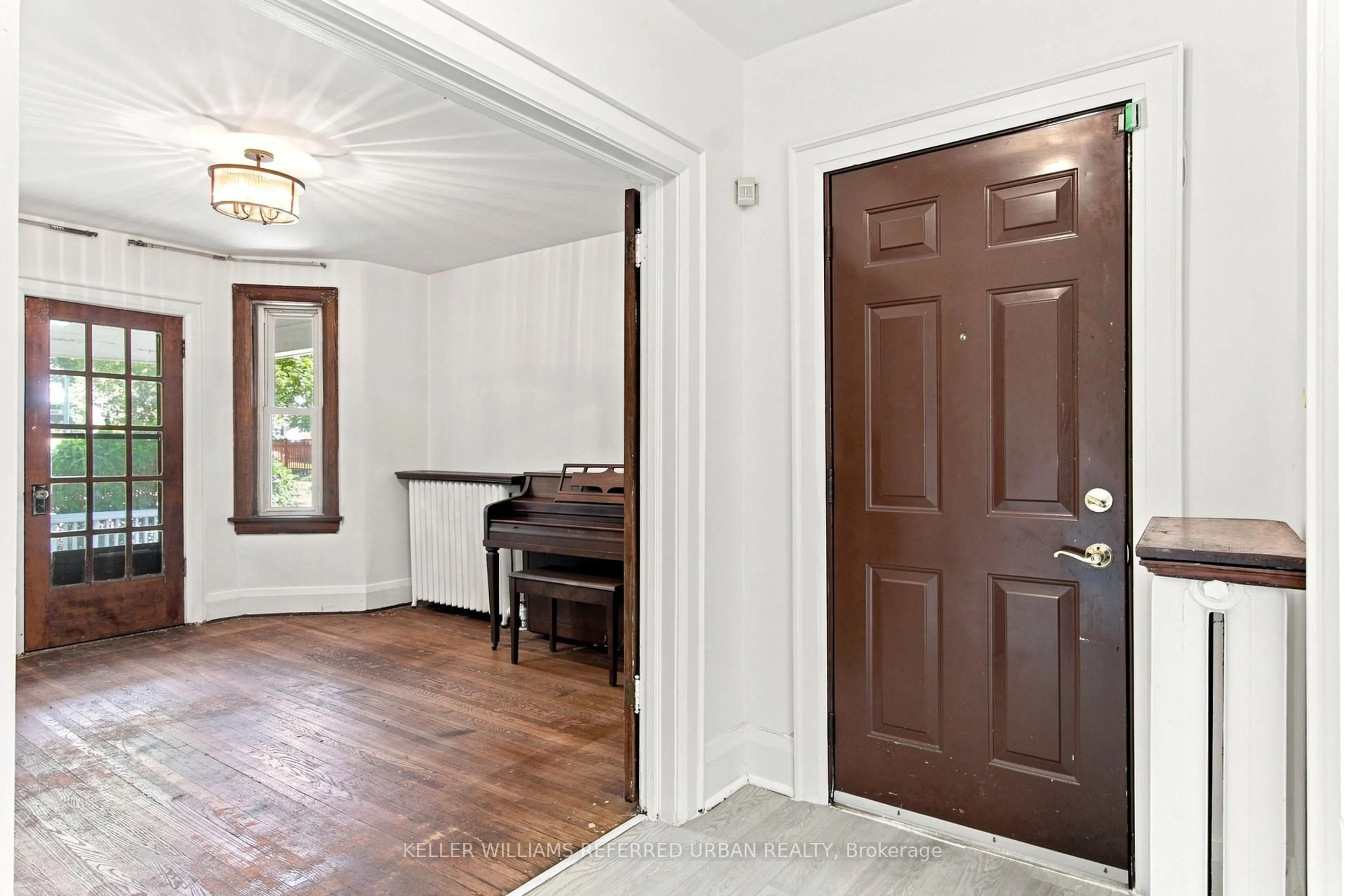 Indoor entryway for 310 Vaughan Rd, Toronto Ontario M6C 2N6
