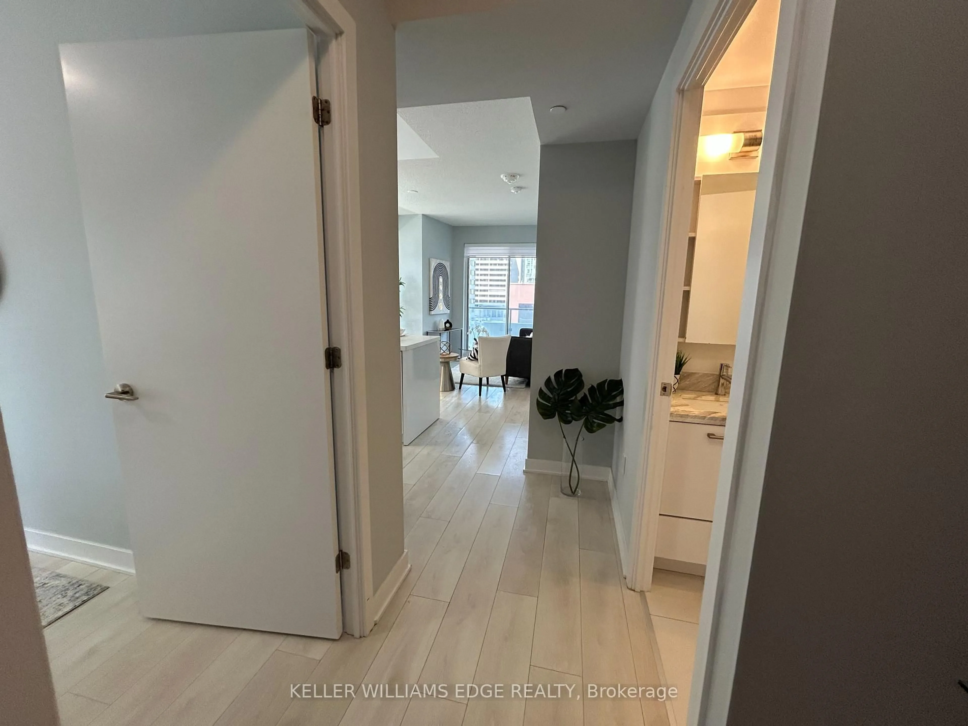 Indoor entryway for 2221 Yonge St #809, Toronto Ontario M4S 0B8