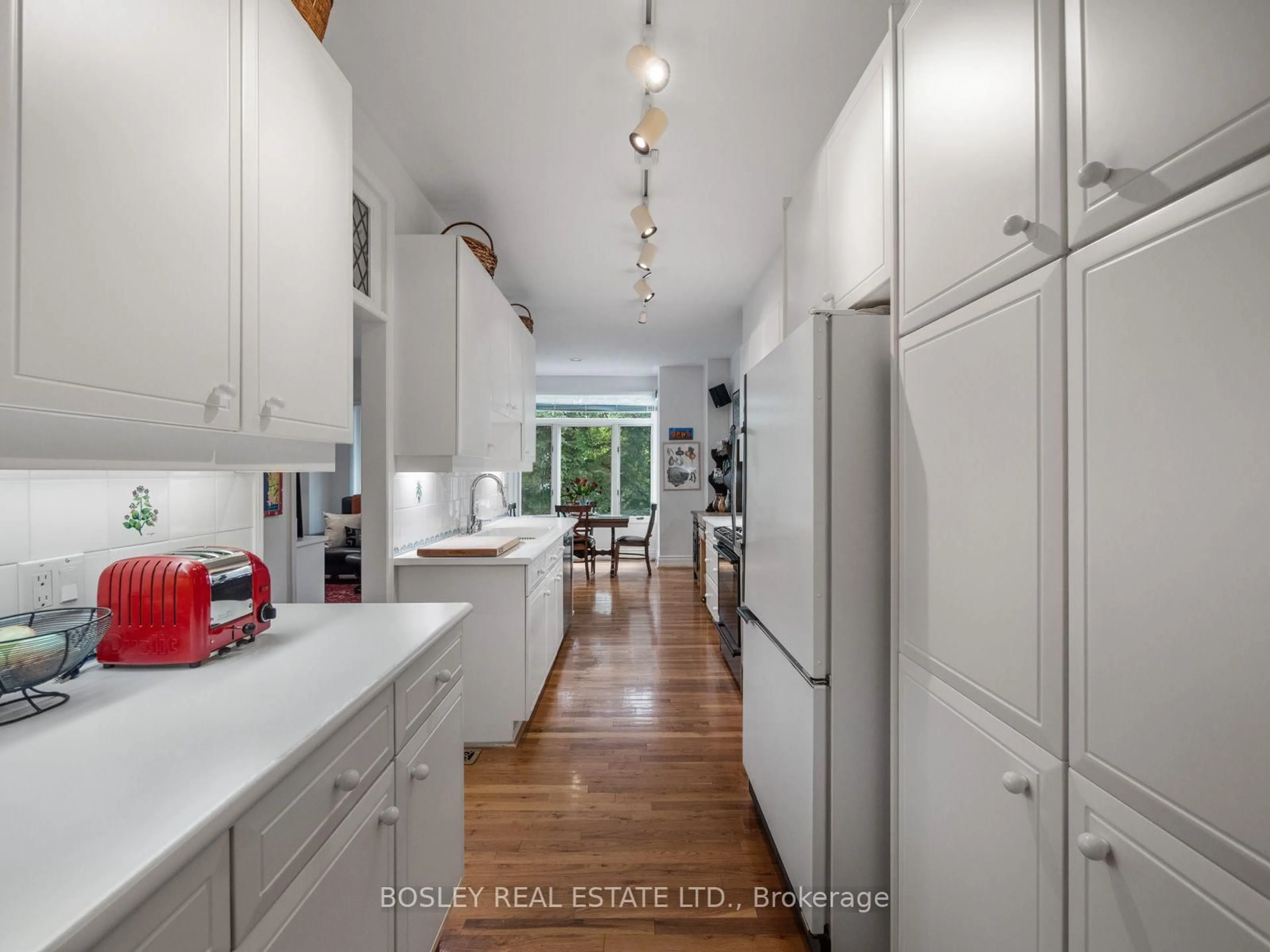 Open concept kitchen, unknown for 10 De Savery Cres, Toronto Ontario M4S 2L2