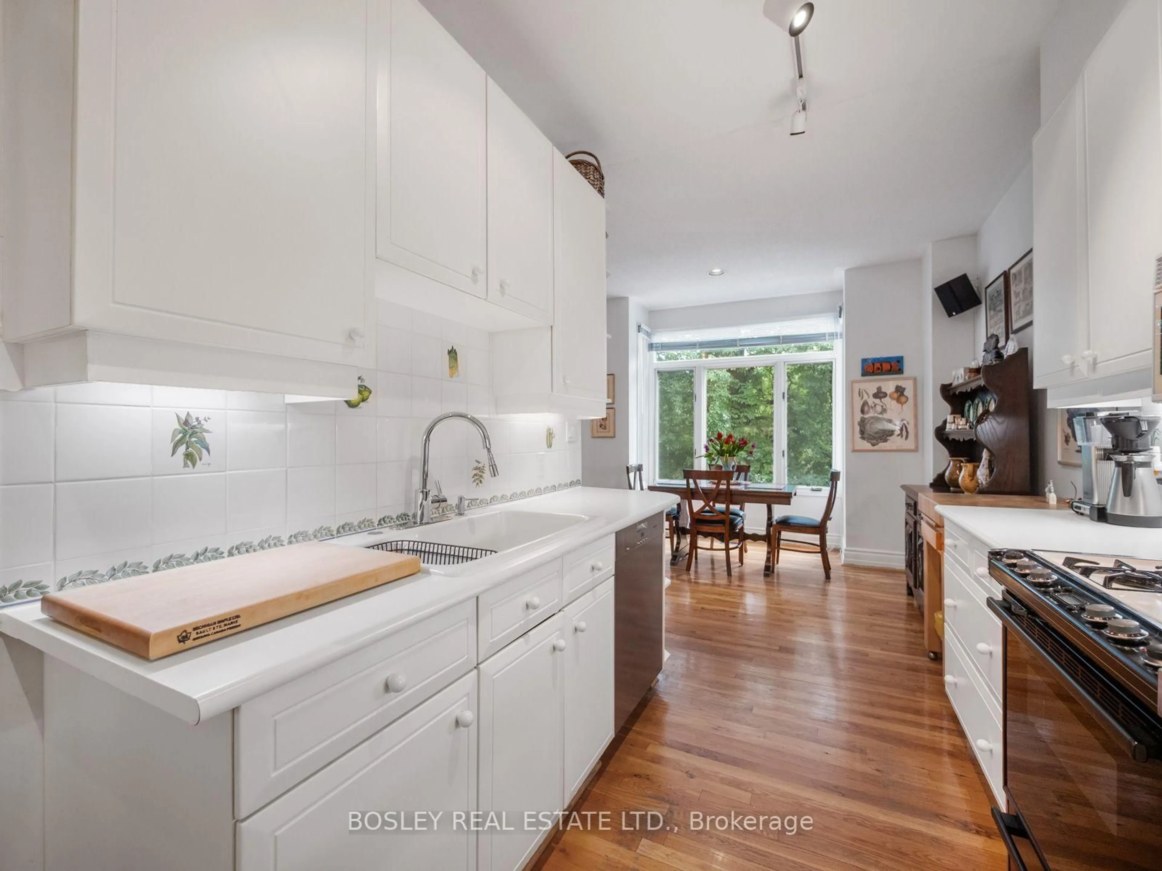 Open concept kitchen, ceramic/tile floor for 10 De Savery Cres, Toronto Ontario M4S 2L2